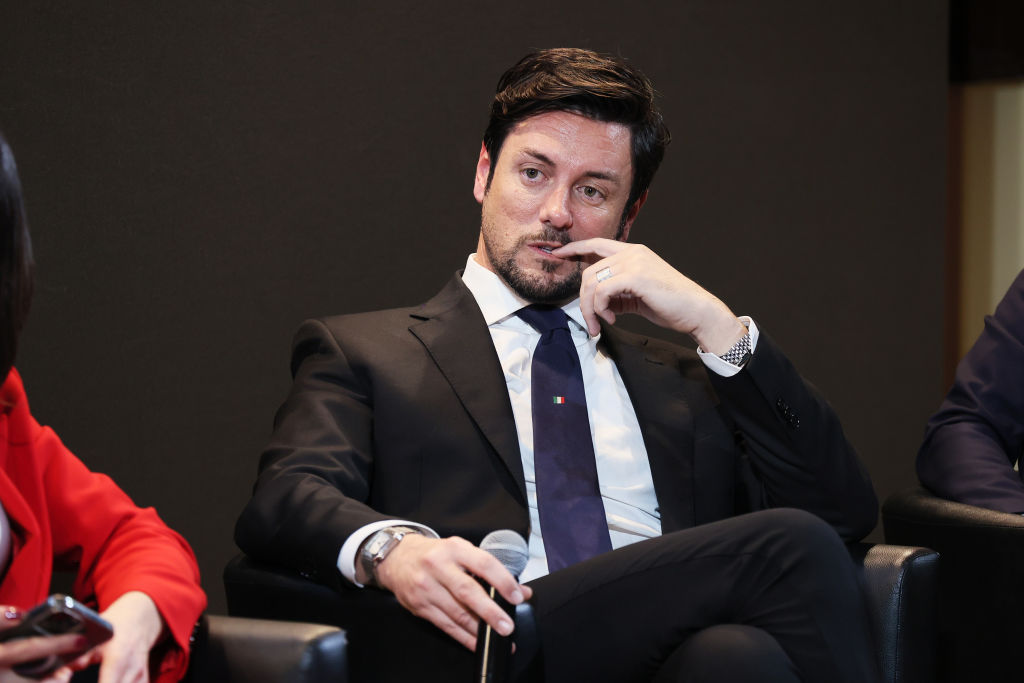 Andrea Giambruno assiste à l'événement "Donne Al Vertice" au Palazzo Wedekind le 8 mars 2023 à Rome, en Italie. | Source : Getty Images