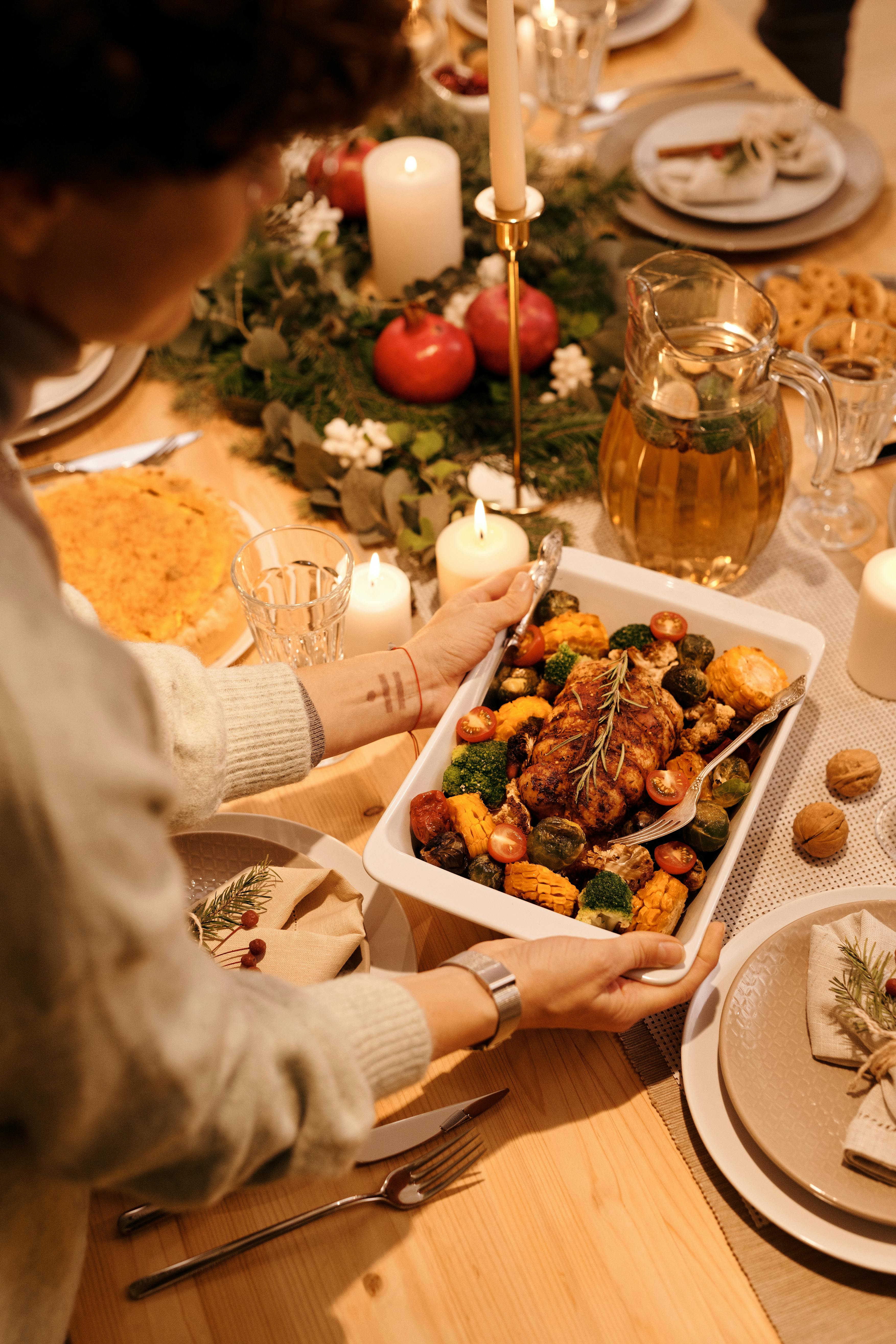 Une femme plaçant un plateau de nourriture sur la table | Source : Pexels