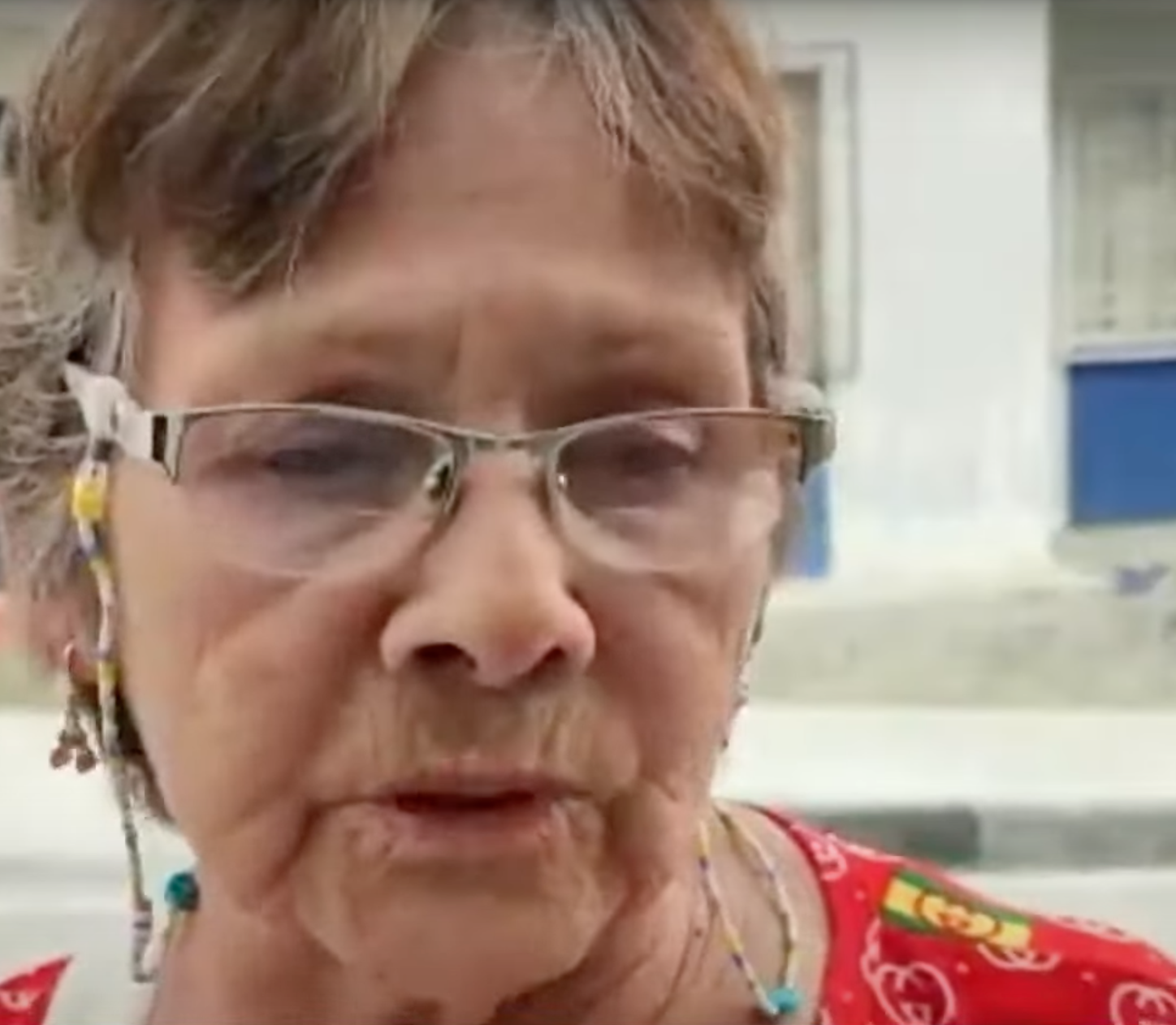 Une femme qui a connu Nelly Marín de Álvarez | Source : YouTube.com/RTVC Noticias