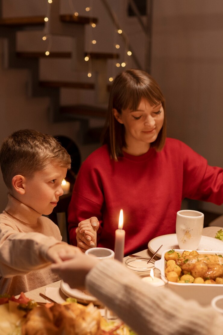 Un petit dîner en famille | Source : Freepik