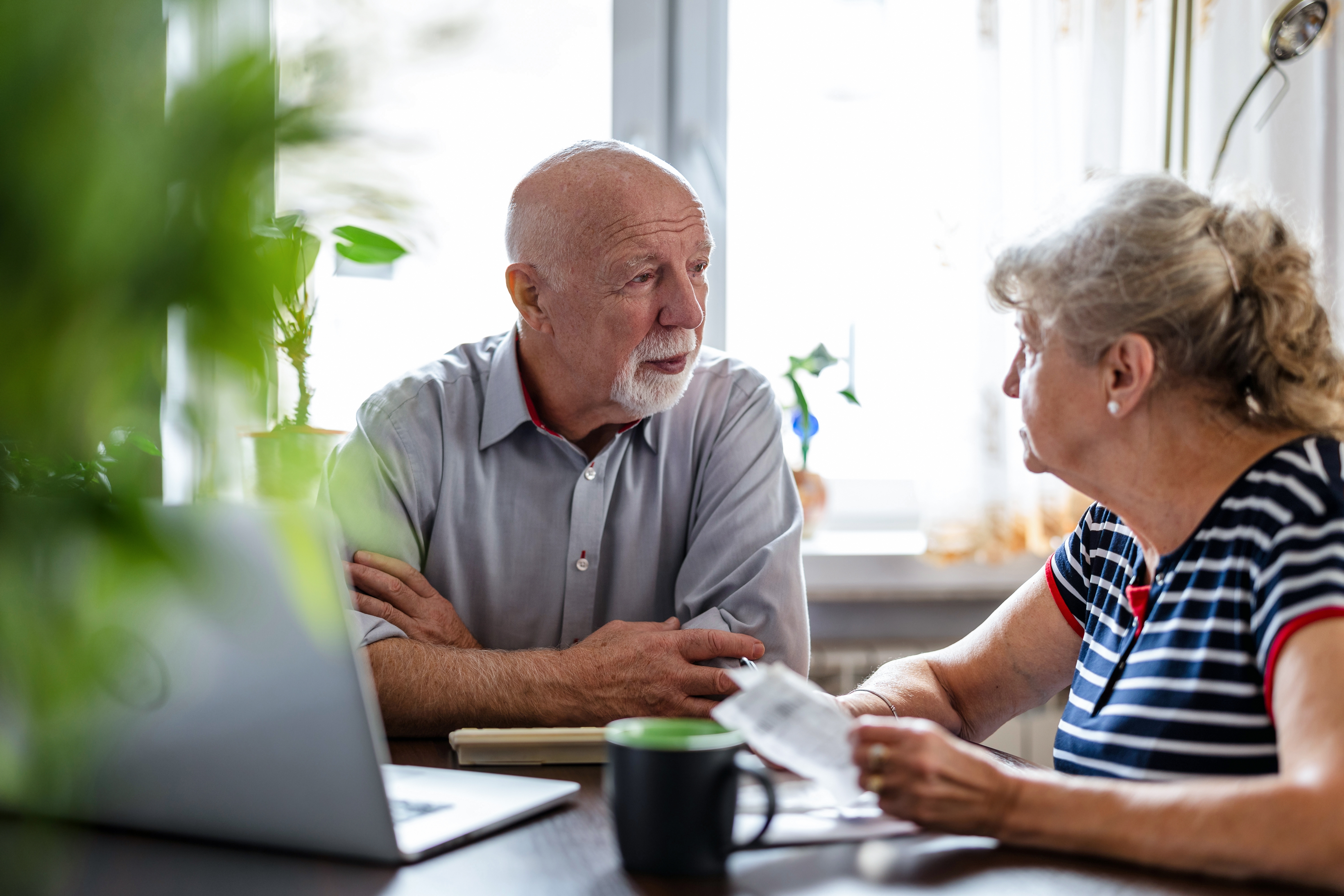 Un couple de personnes âgées en pleine discussion | Source : Shutterstock