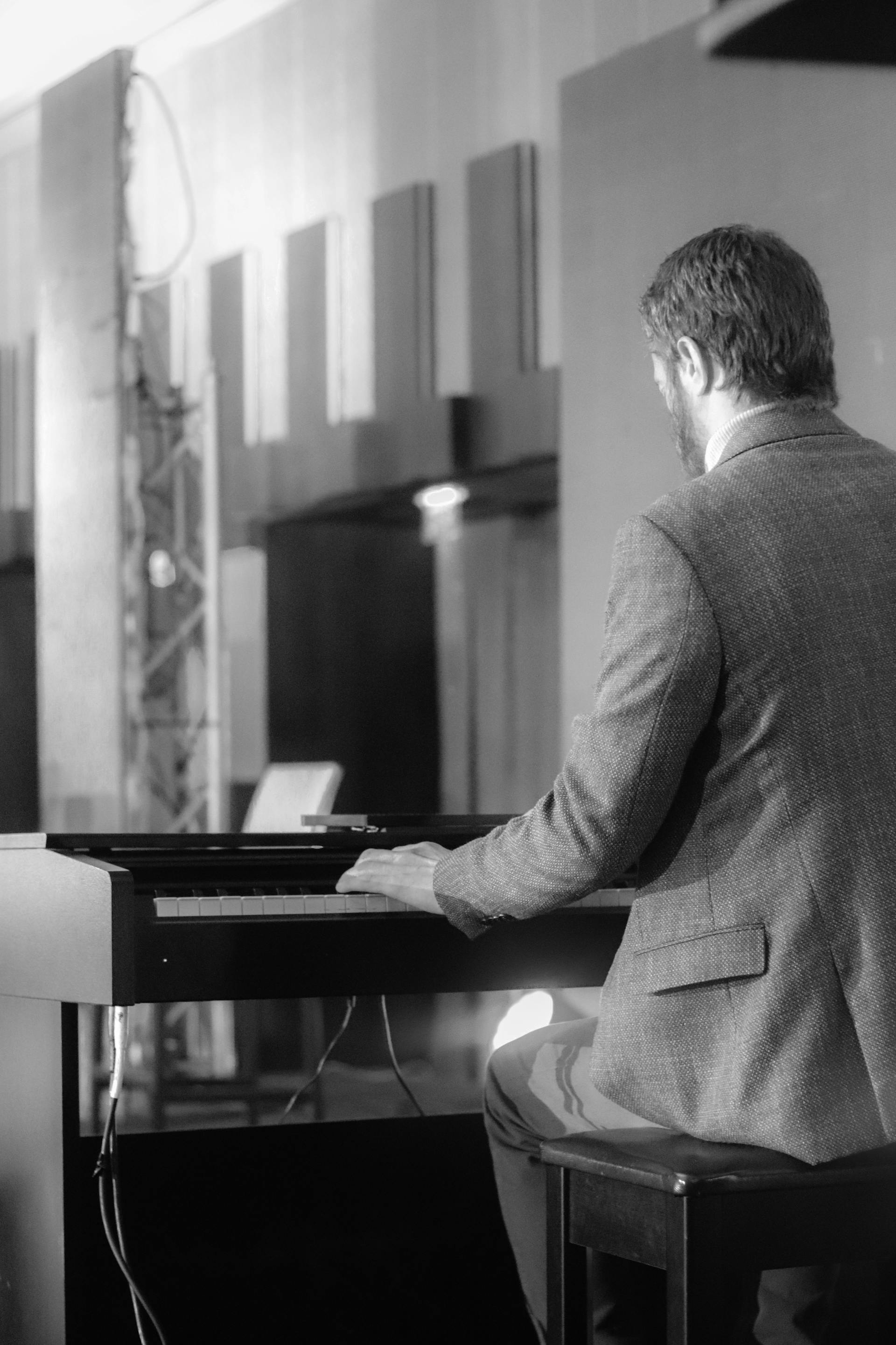 Une photo en niveaux de gris d'un homme jouant du piano | Source : Pexels