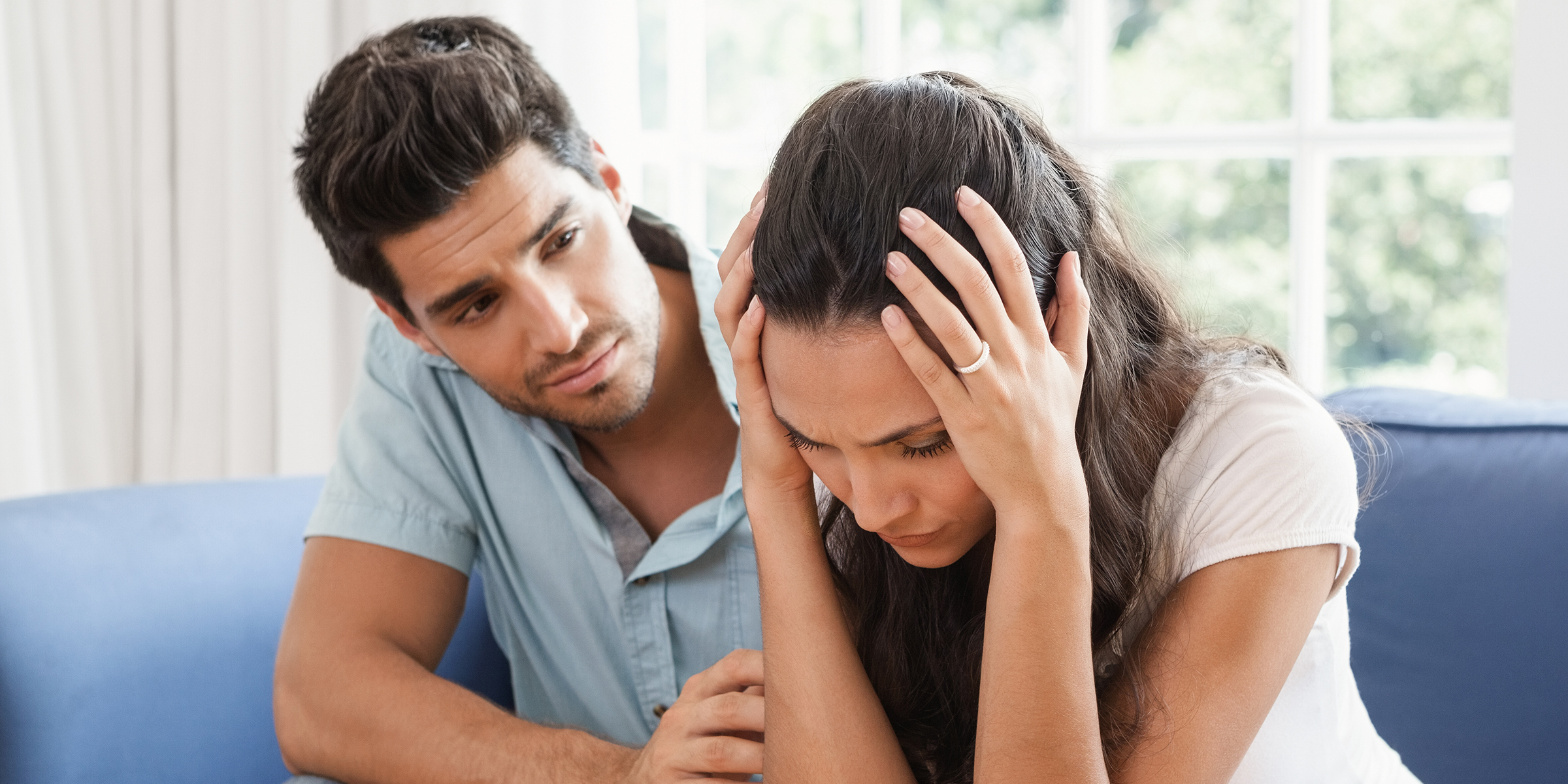 Un homme réconforte une femme bouleversée | Source : Shutterstock