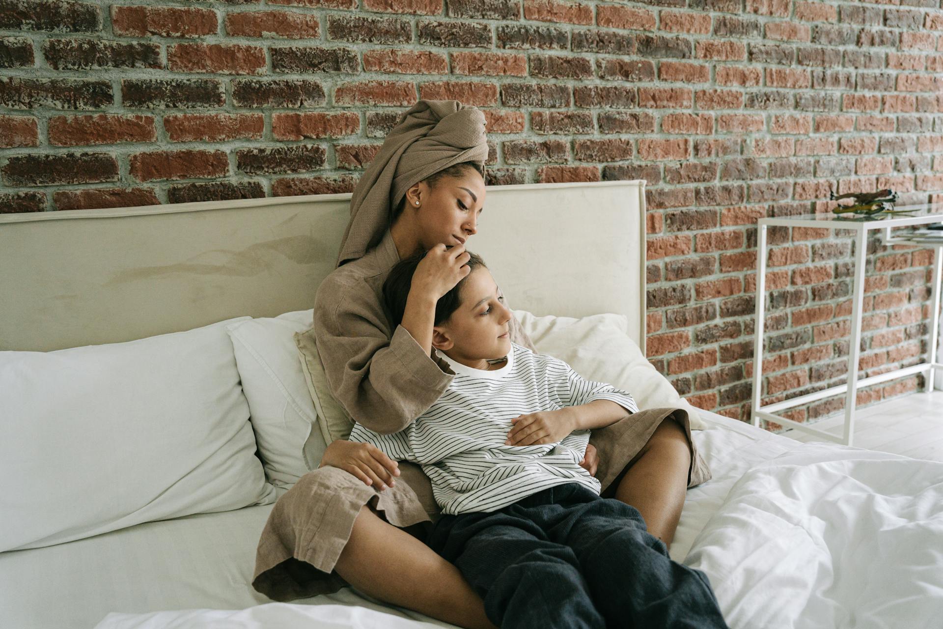 Une mère en train de tisser des liens avec son fils | Source : Pexels