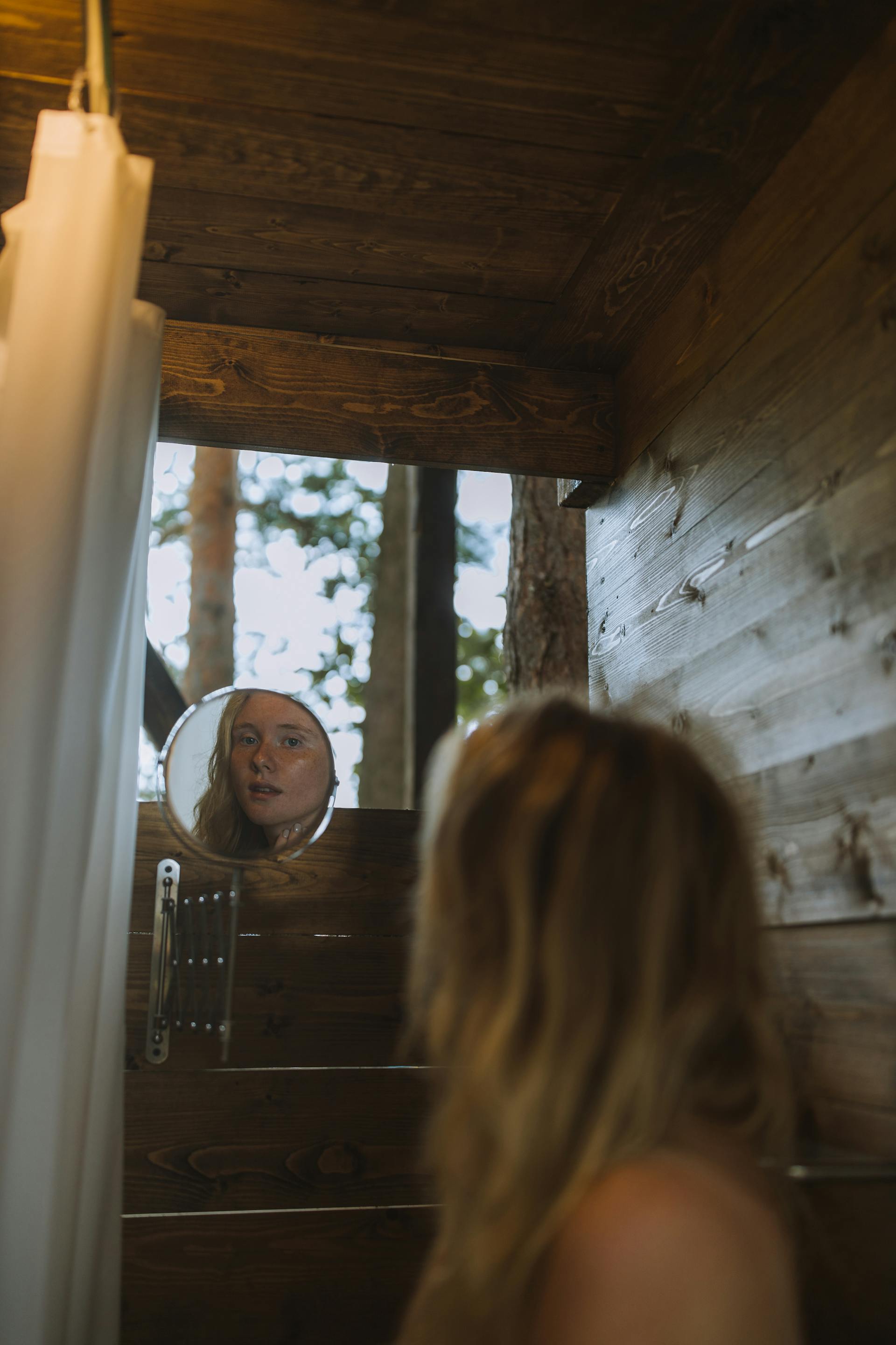 Une femme dans un espace de baignade en plein air | Source : Pexels