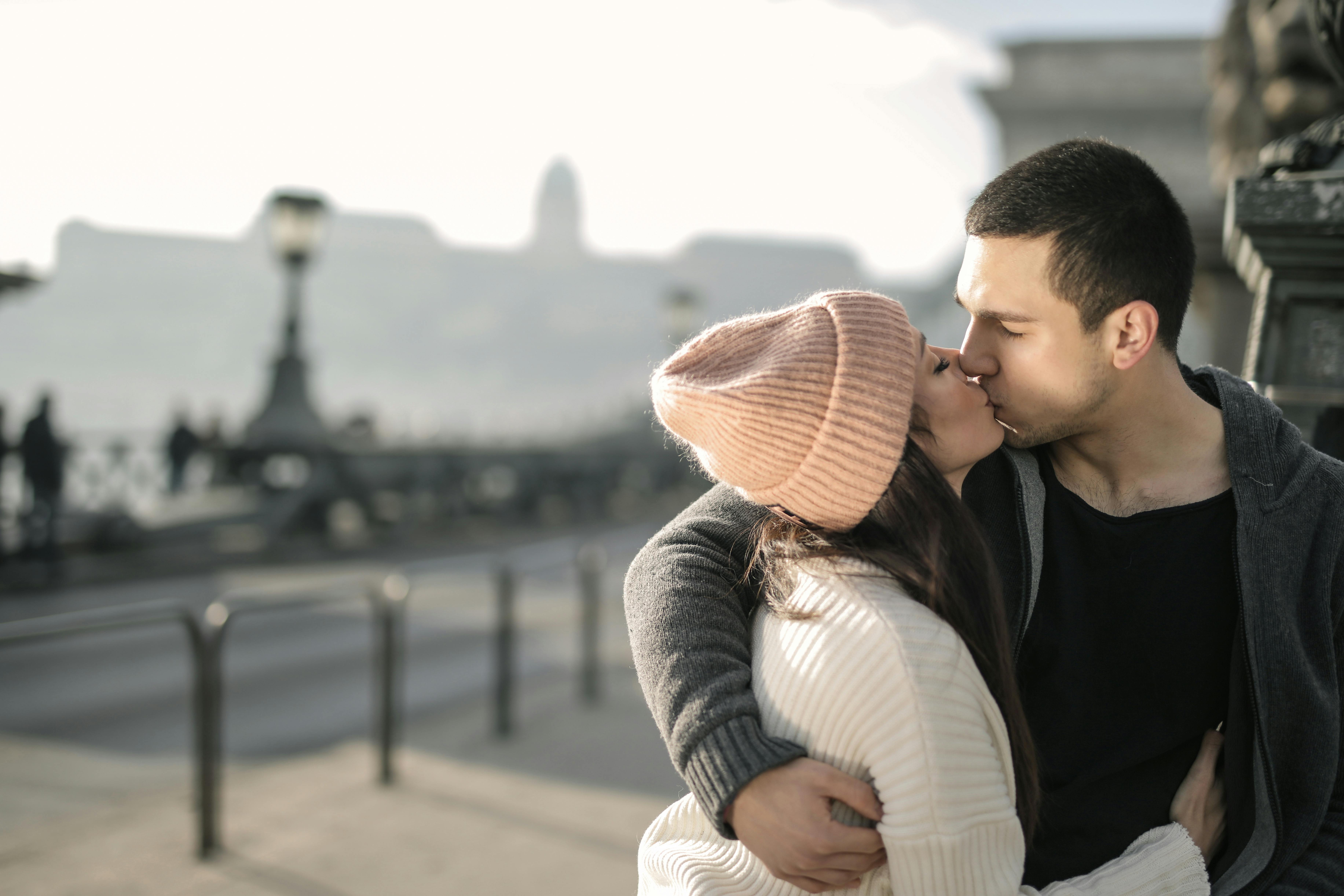 Un couple qui s'enlace et s'embrasse | Source : Pexels