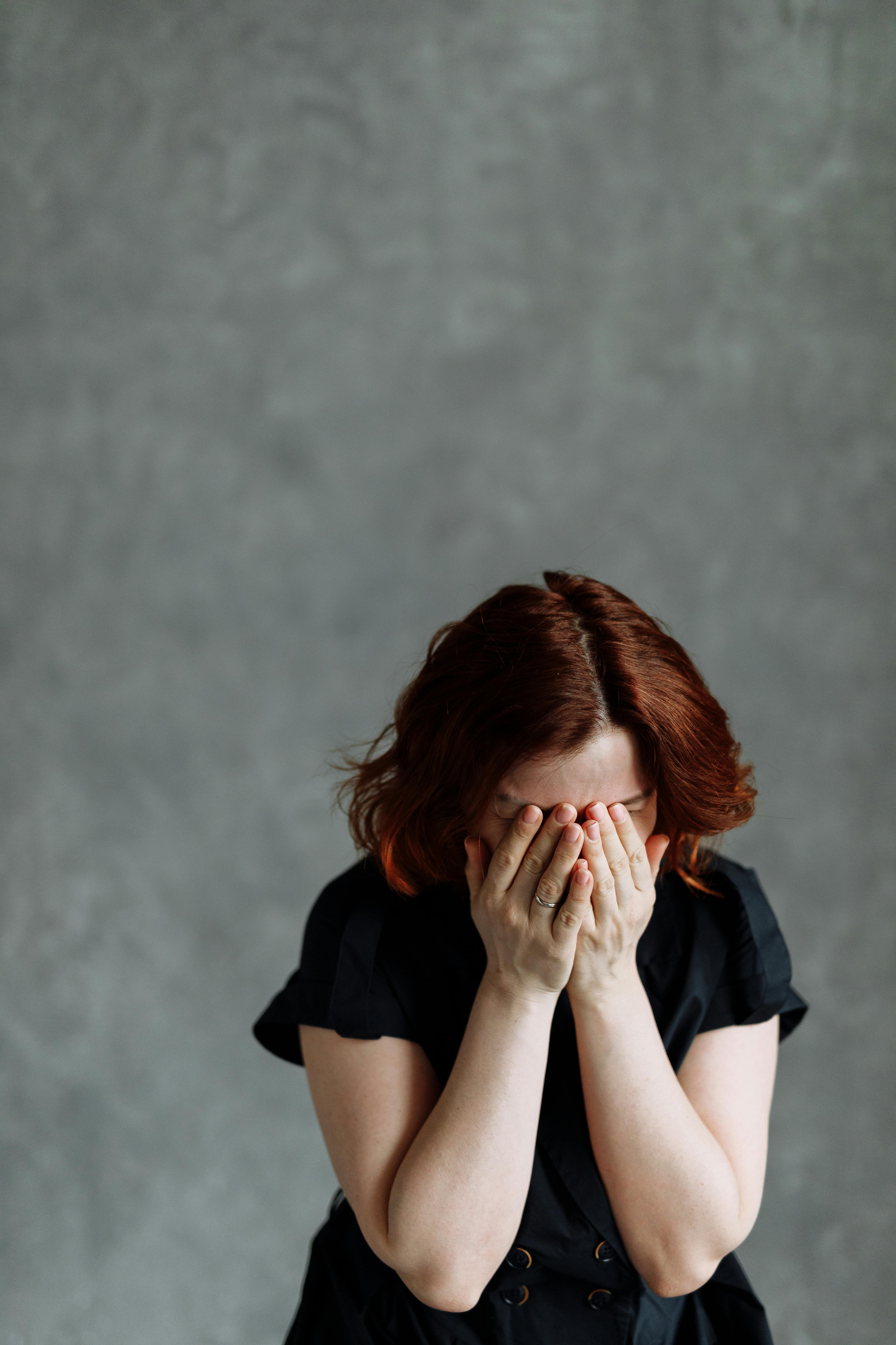 Une femme qui se cache le visage et pleure | Source : Pexels