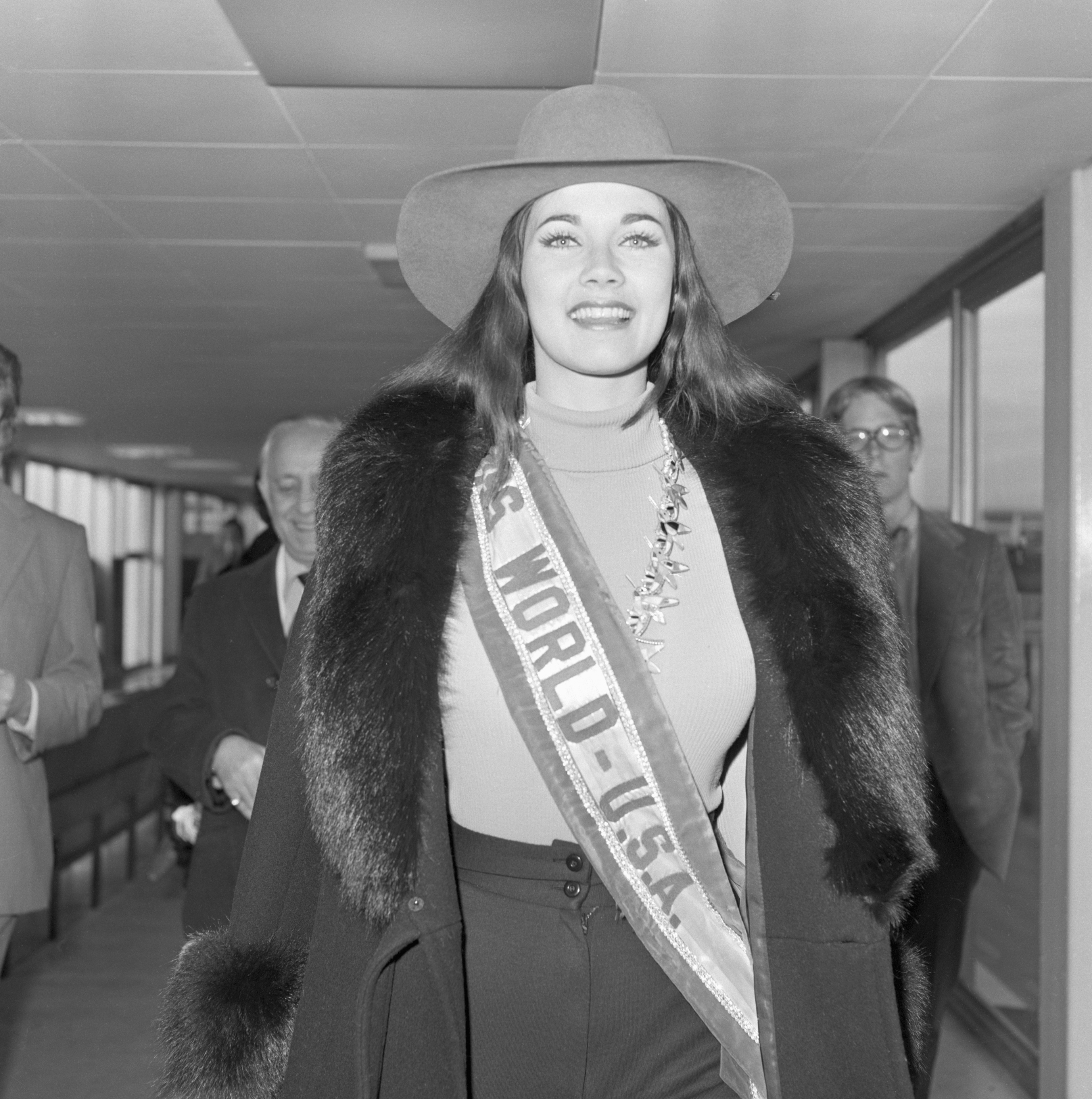 Lynda Carter à l'aéroport de Londres le 22 novembre 1972 | Source : Getty Images