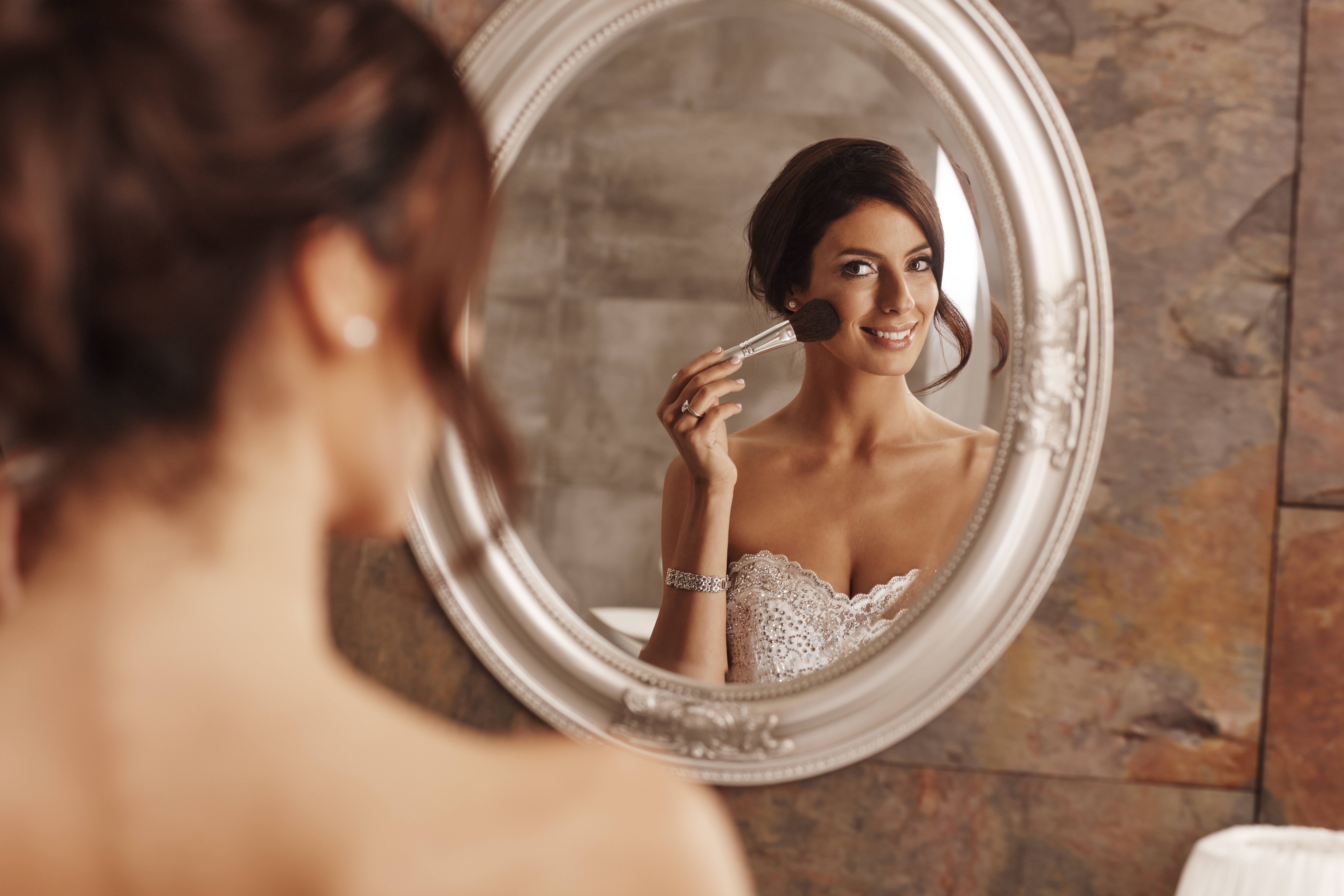 Une jeune mariée en train de se maquiller | Source : Shutterstock