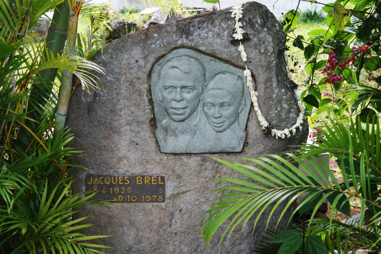 Tombe de Jacques Brel à Atuona, à l'effigie du chanteur et de Maddly Bamy. Photo : Wikipedia