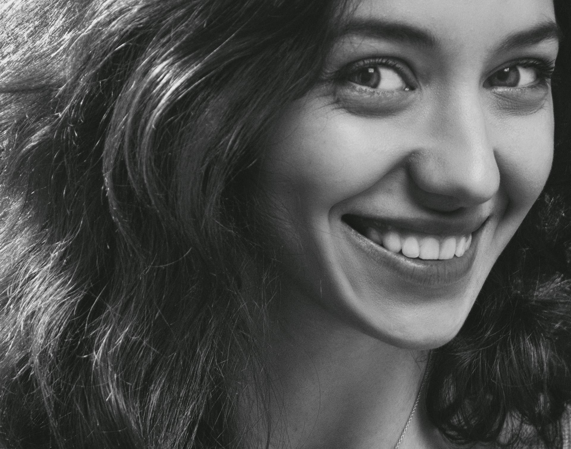 Une femme souriante | Source : Pexels