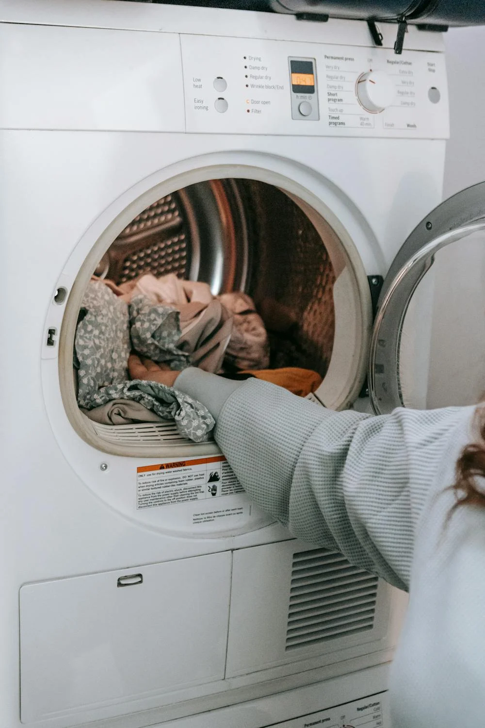 Une femme en train de faire la lessive | Source : Pexels