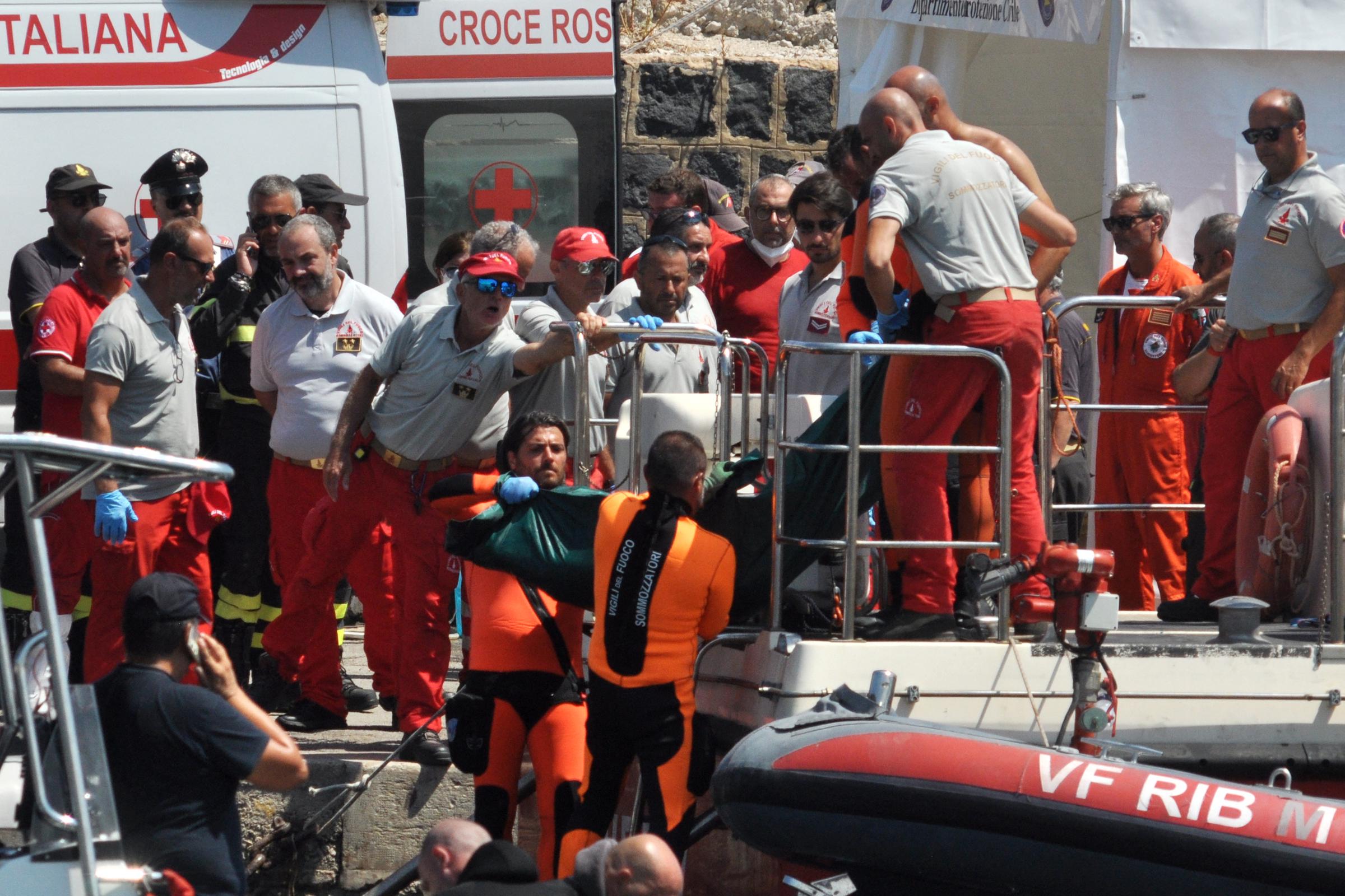 Des plongeurs des Vigili del Fuoco, le corps italien des pompiers, transportent un corps de l'épave du yacht Bayesian dans le port de Porticello, en Italie, le 23 août 2024. | Source : Getty Images