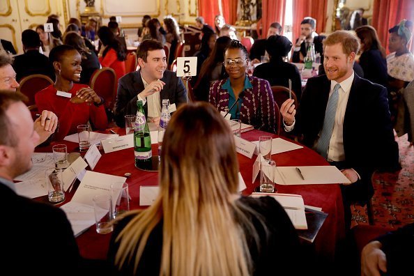 Le prince Harry lors d'une table ronde avec des jeunes de tout le Commonwealth à la Lancaster House le 30 janvier 2019 | Photo : Getty Images