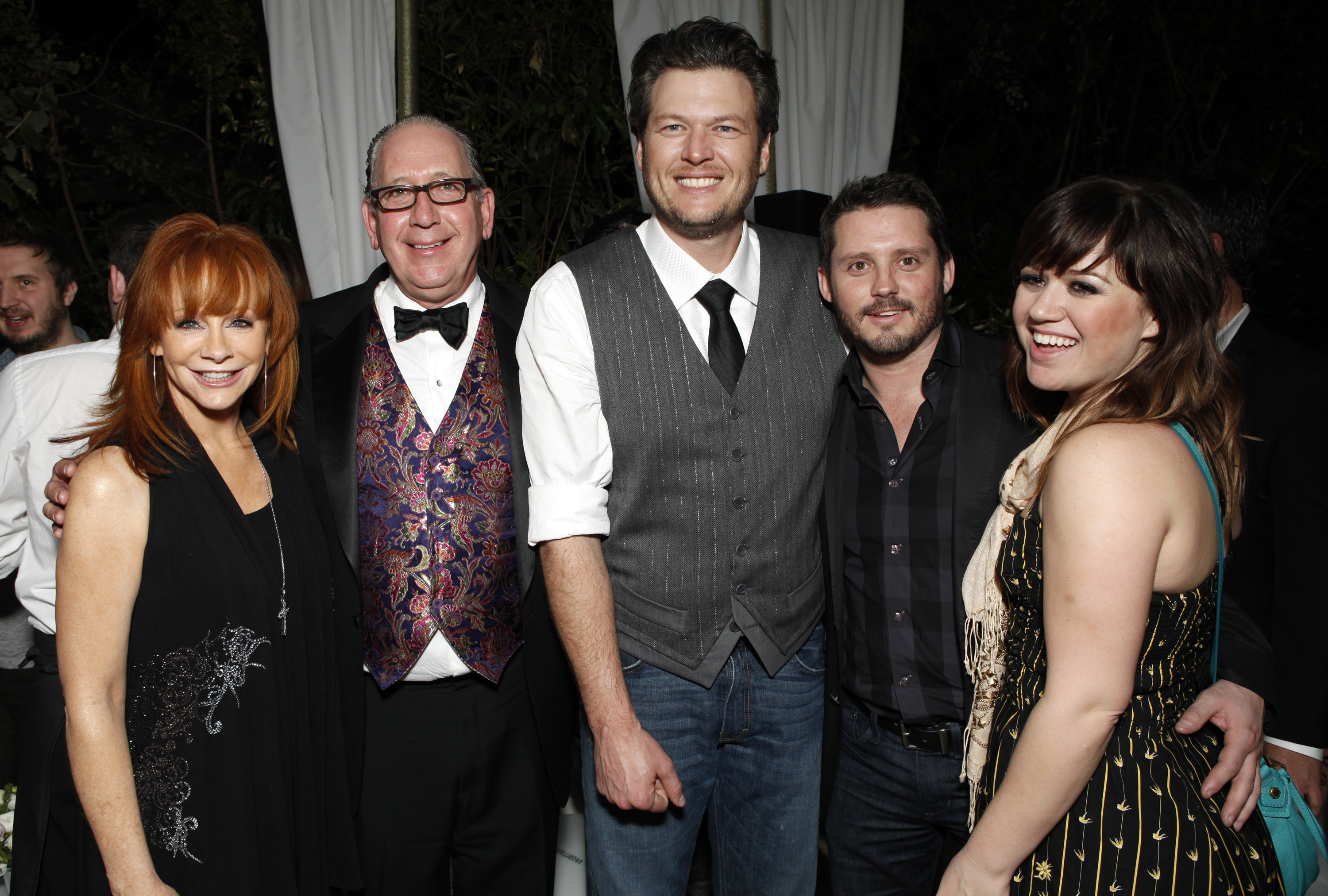 Reba McEntire, John Esposito, Blake Shelton, Brandon Blackstock et Kelly Clarkson assistent à la Warner Music Group Grammy Celebration organisée par InStyle au Château Marmont le 12 février 2012 à Los Angeles, Californie | Source : Getty Images