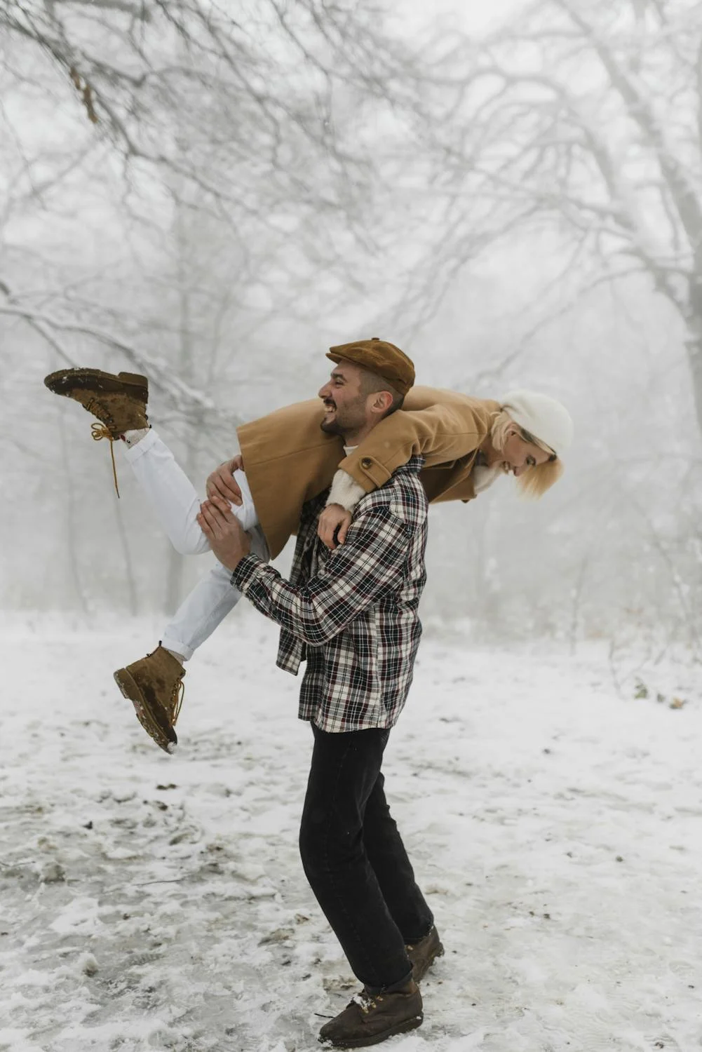 Un couple s'amusant dans la neige | Source : Pexels