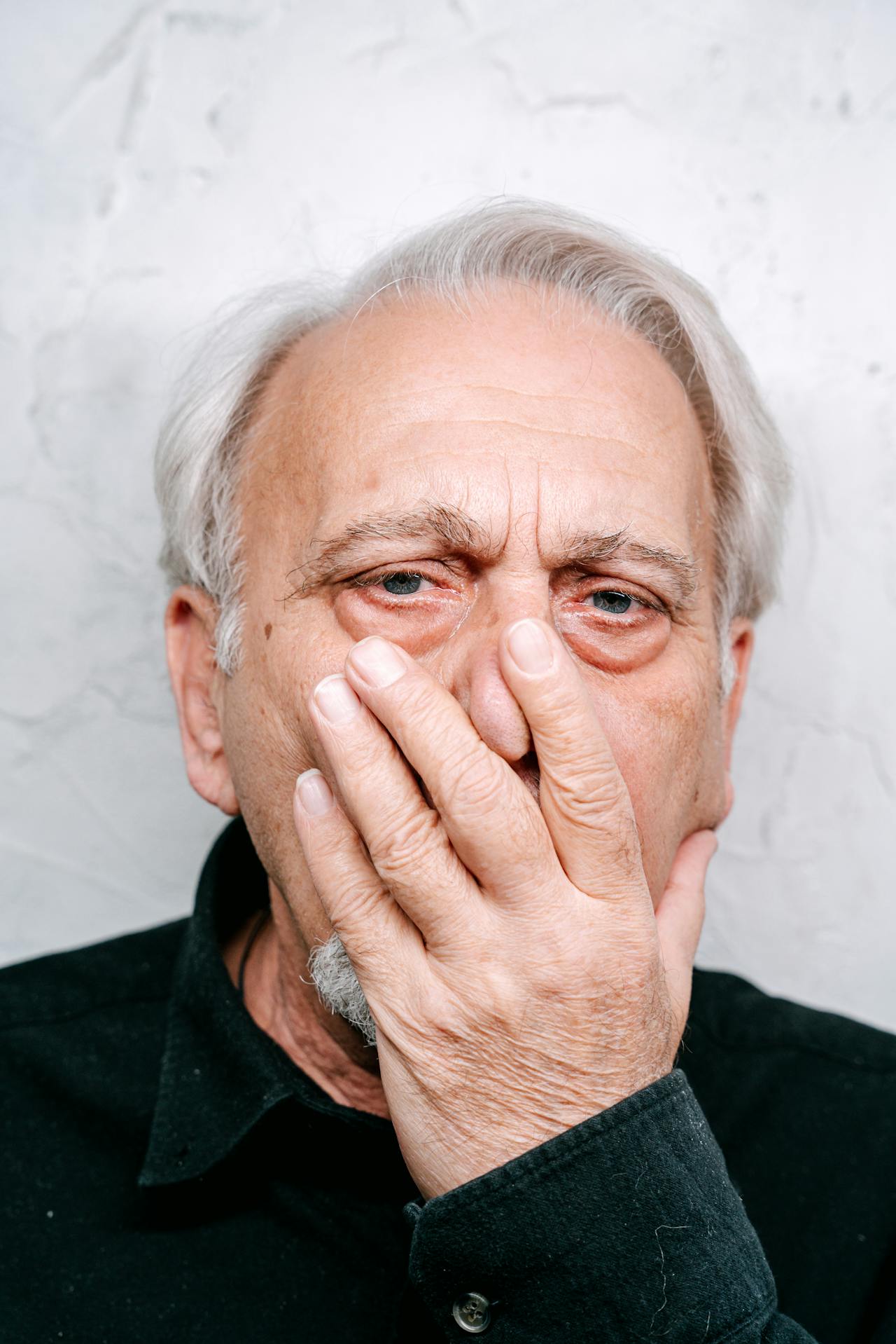 Un homme âgé secoué | Source : Pexels