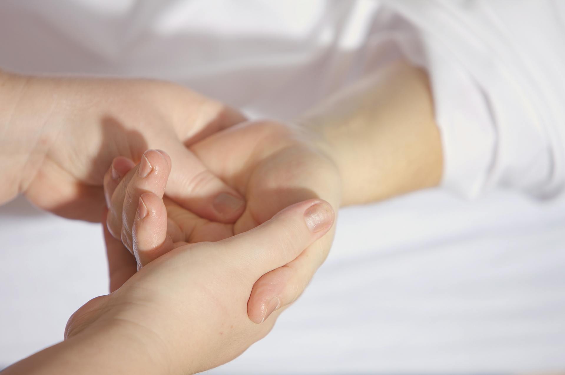 A masseuse massaging someone's hand | Source: Pexels