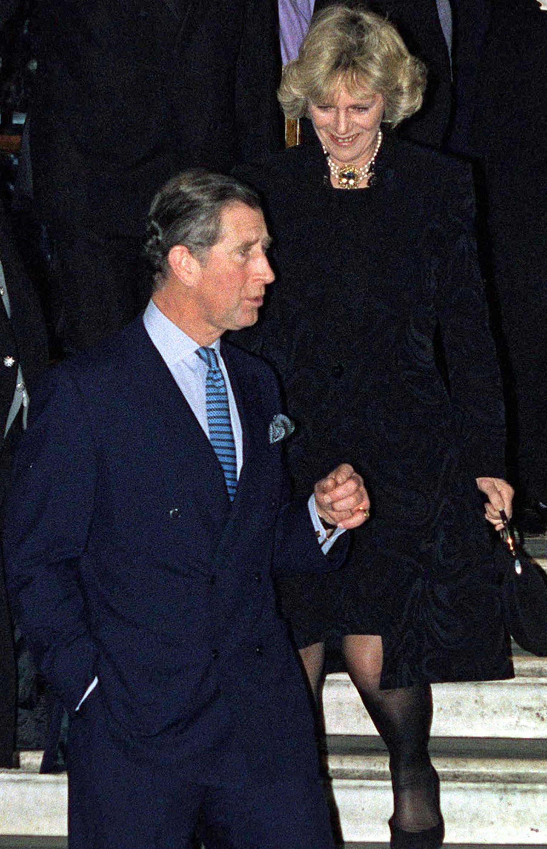 Le roi Charles et la reine Camilla quittent l'hôtel Ritz à Londres après une fête d'anniversaire pour sa sœur Annabel, vers 1999. | Source : Getty Images