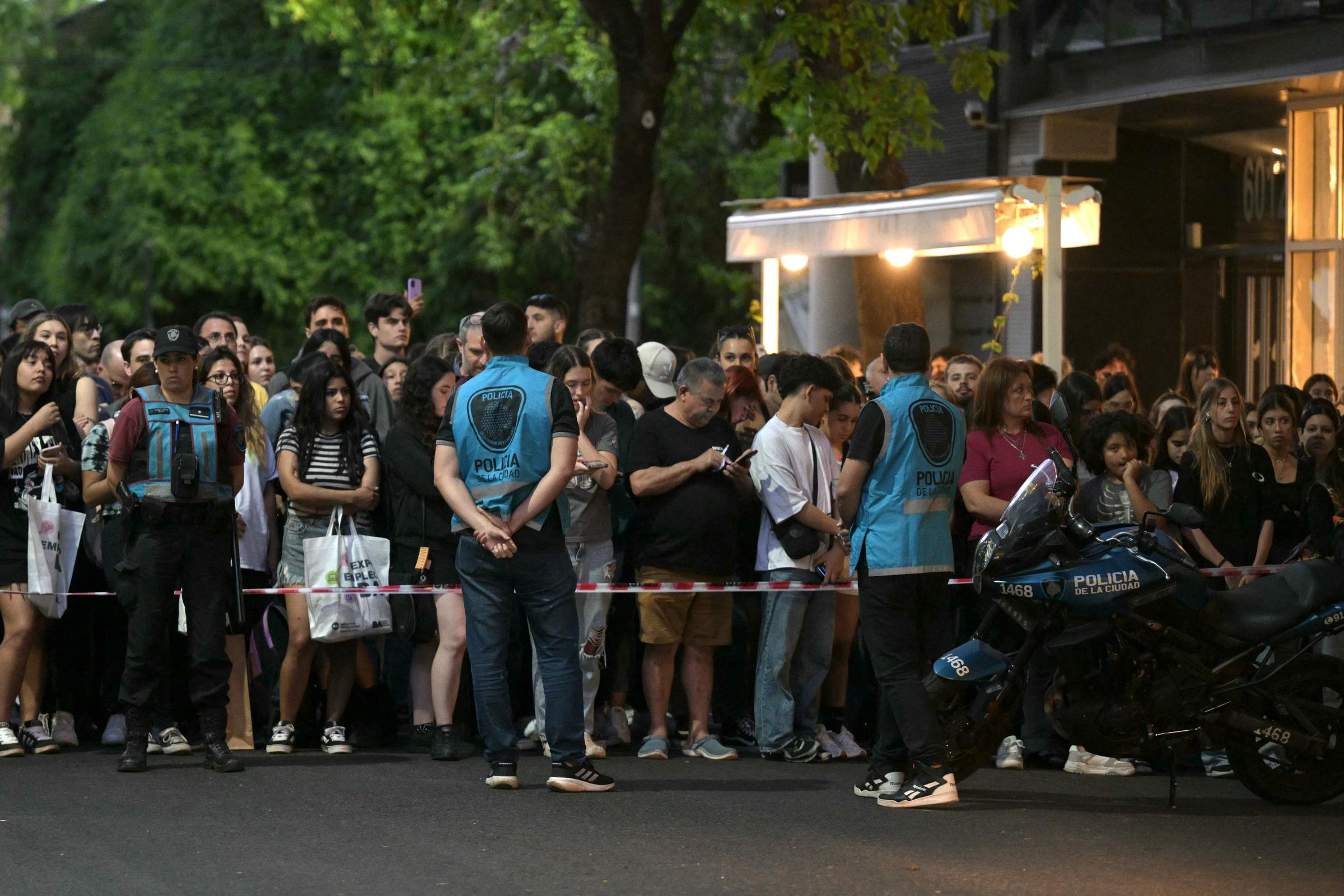 Des fans se sont rassemblés à l'hôtel où Liam Payne est décédé le 16 octobre 2024, à Buenos Aires, en Argentine. | Source : Getty Images