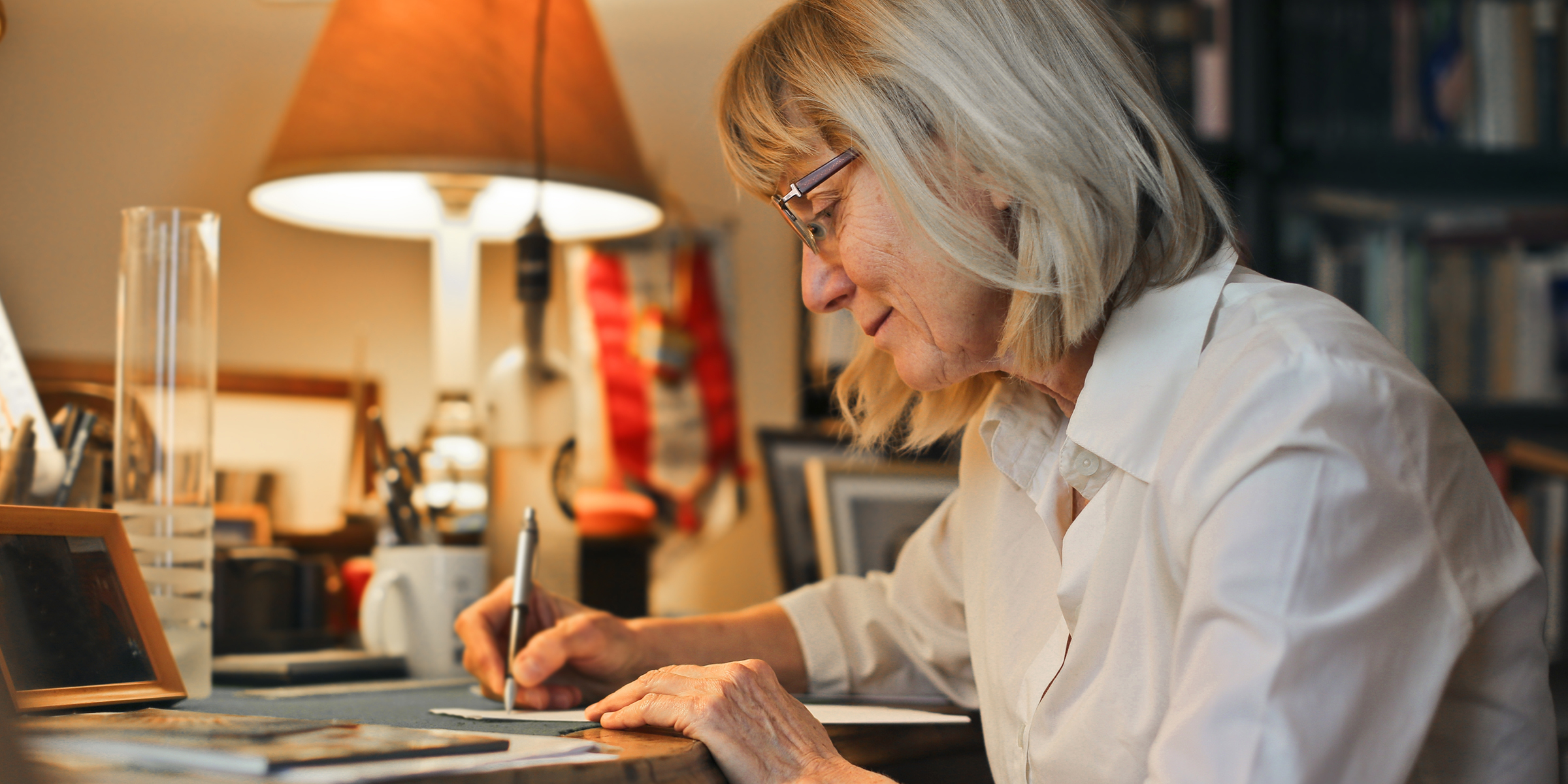 Une femme âgée qui écrit une lettre | Source : Shutterstock