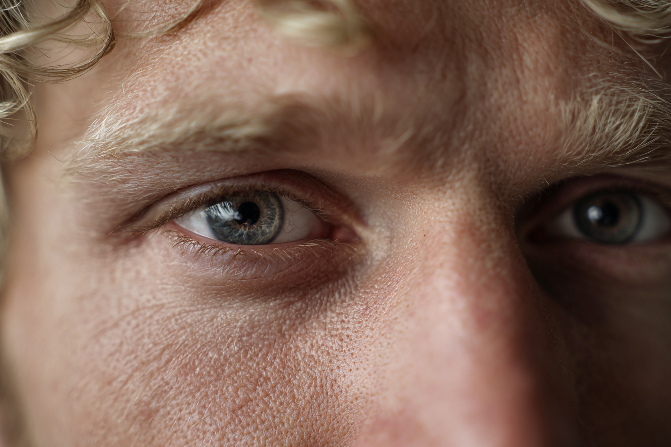 Gros plan sur les yeux d'un homme | Source : Midjourney