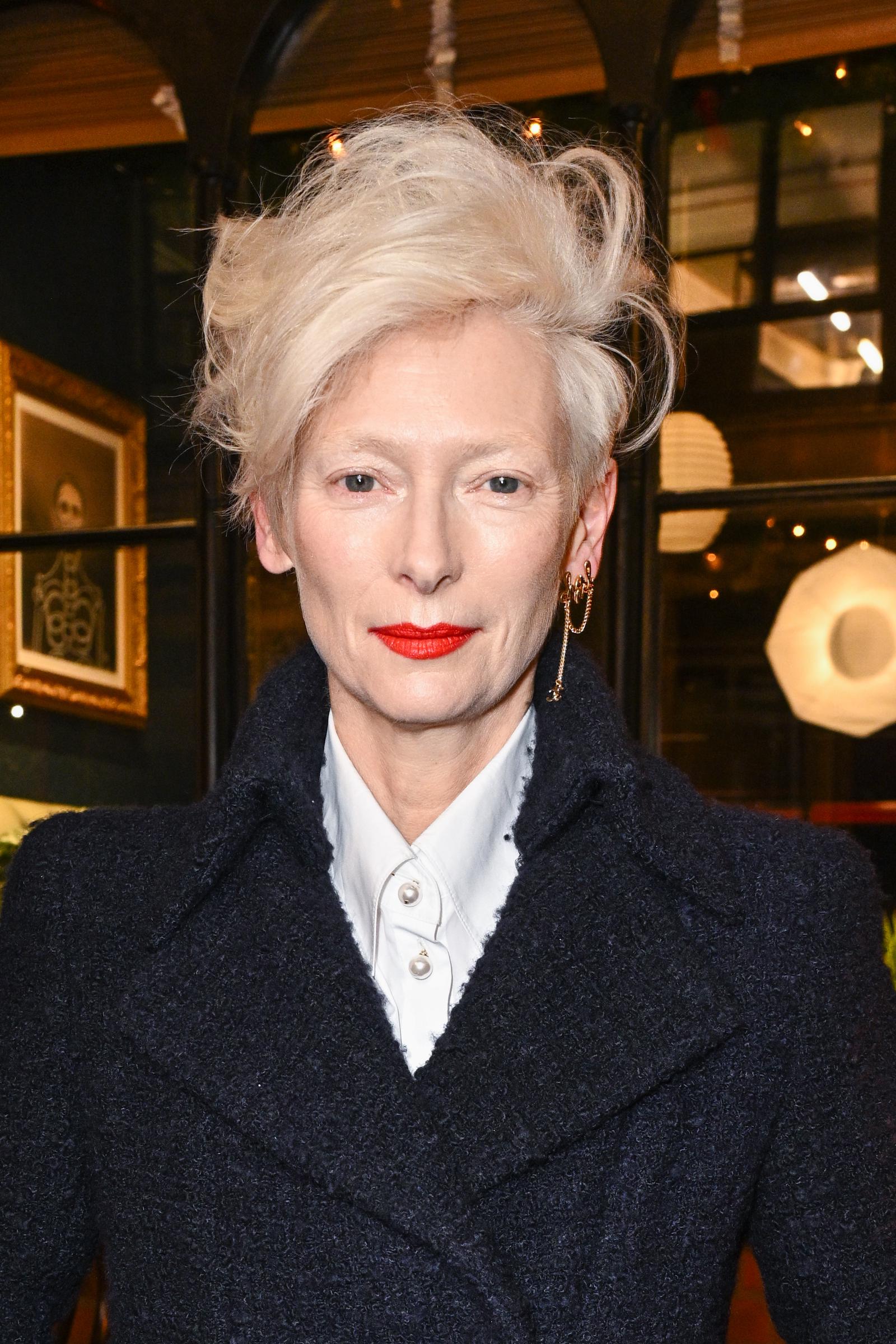 Tilda Swinton au défilé CHANEL Metiers D'Art, le 7 décembre 2023, à Manchester, en Angleterre. | Source : Getty Images