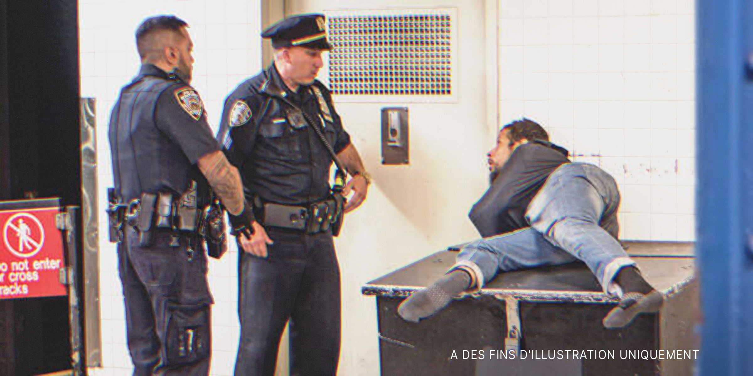 Deux policiers s'occupant d'un sans-abri. | Source : Shutterstock