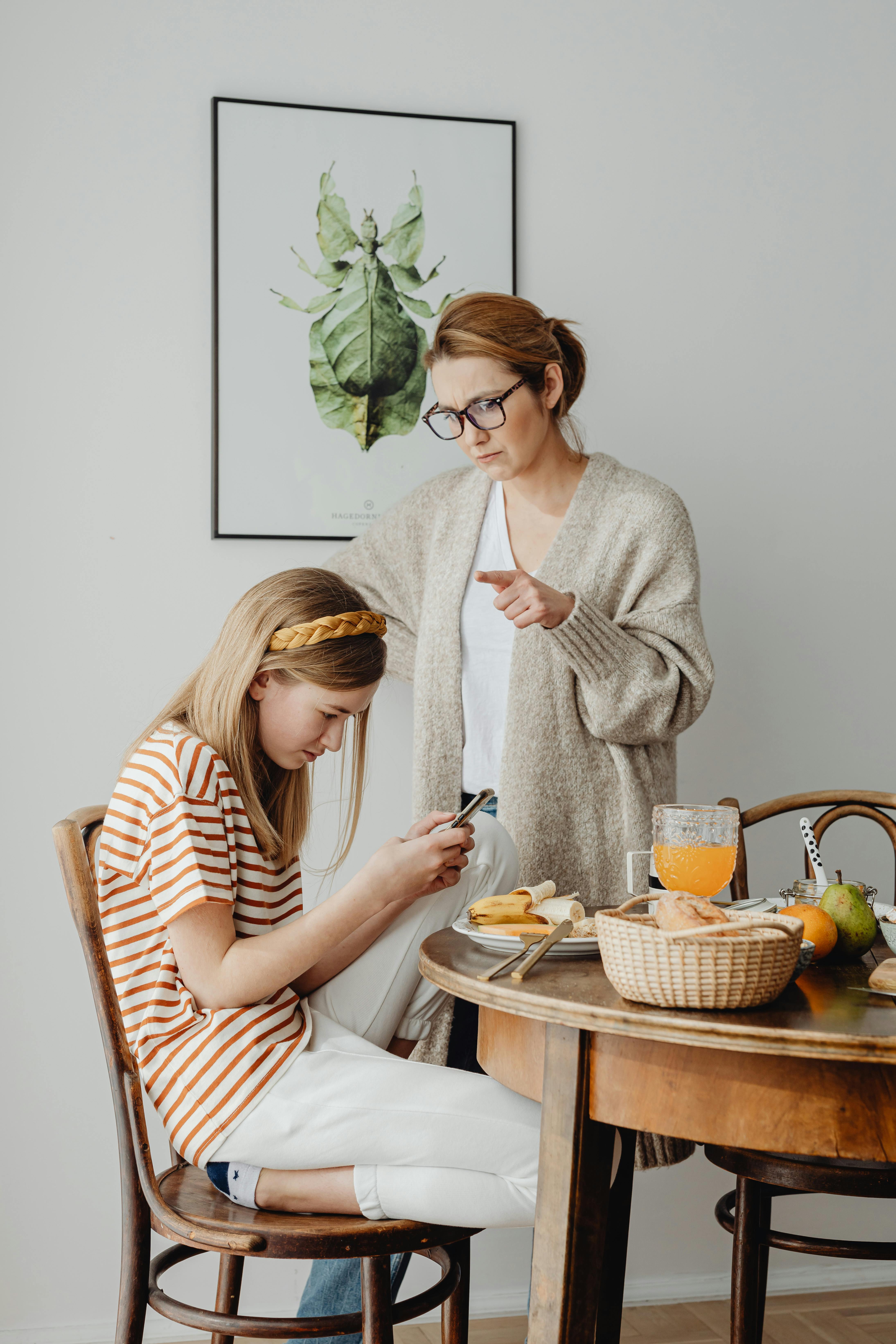 Une fille qui se fait gronder alors qu'elle utilise son téléphone | Source : Pexels