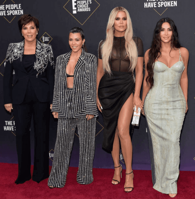 Kris Jenner, Kourtney Kardashian, Khloé Kardashian et Kim Kardashian posent côte à côte sur le tapis rouge pour le 2019 E ! People's Choice Awards, le 10 novembre 2019 à Santa Monica, Californie | Photo : Getty Images