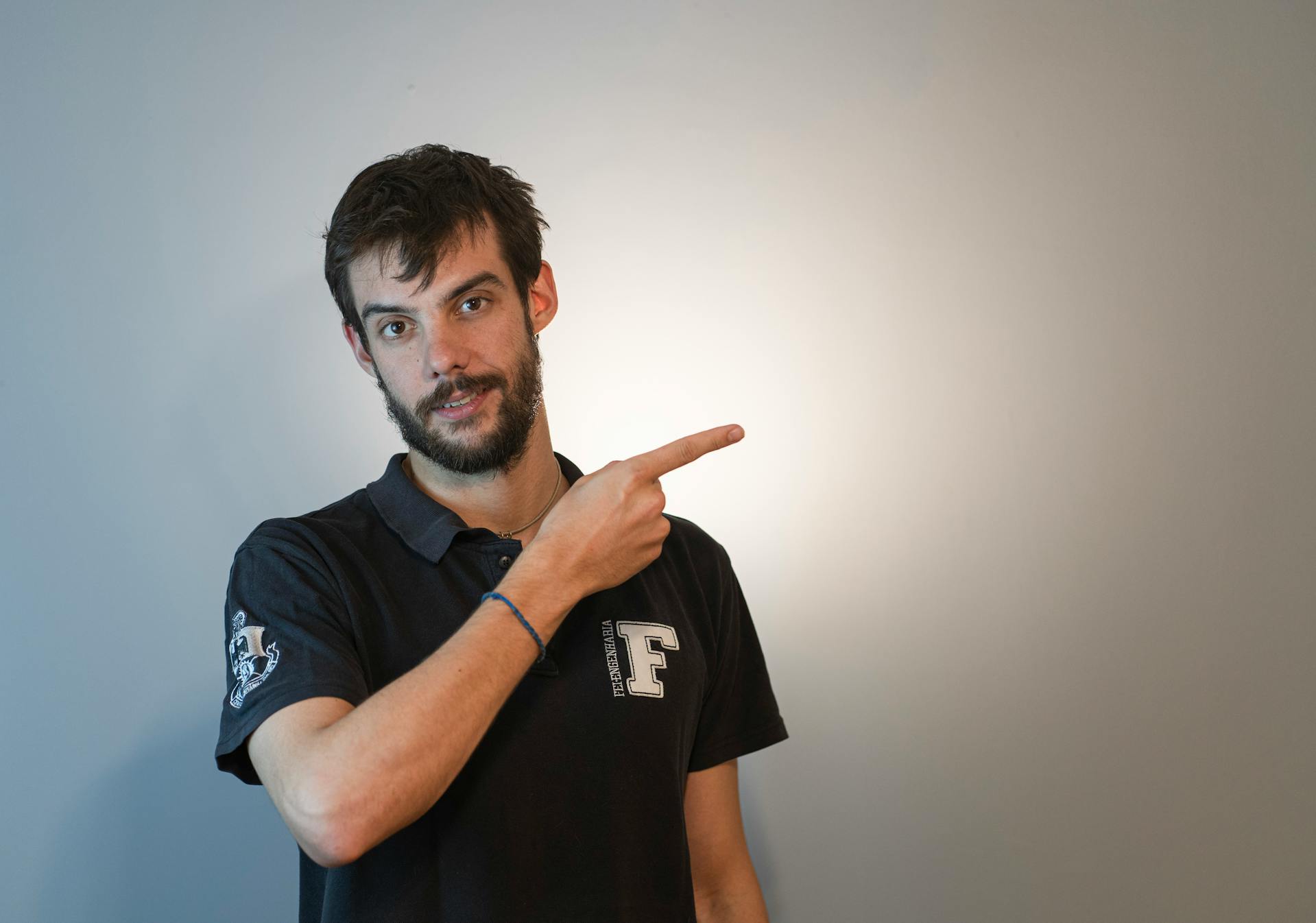 Un homme montrant quelque chose du doigt | Source : Pexels