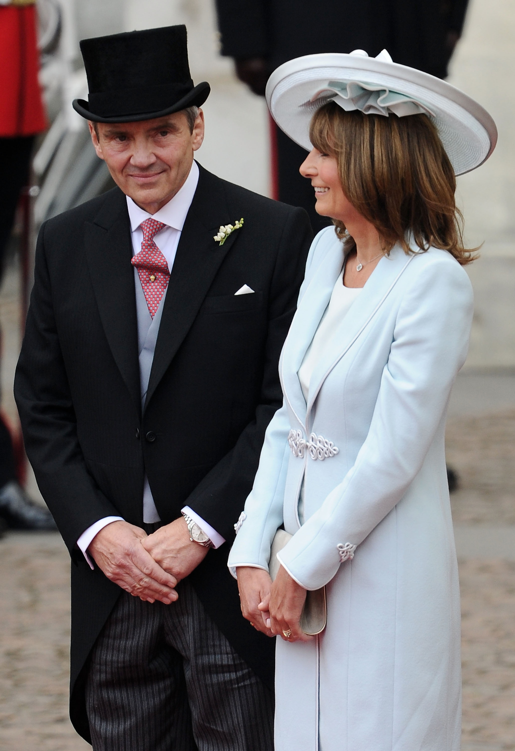 Michael Middleton et Carole Middleton sortent de l'abbaye de Westminster après le mariage royal du prince William et de Catherine Middleton à Londres, en Angleterre, le 29 avril 2011. | Source : Getty Images
