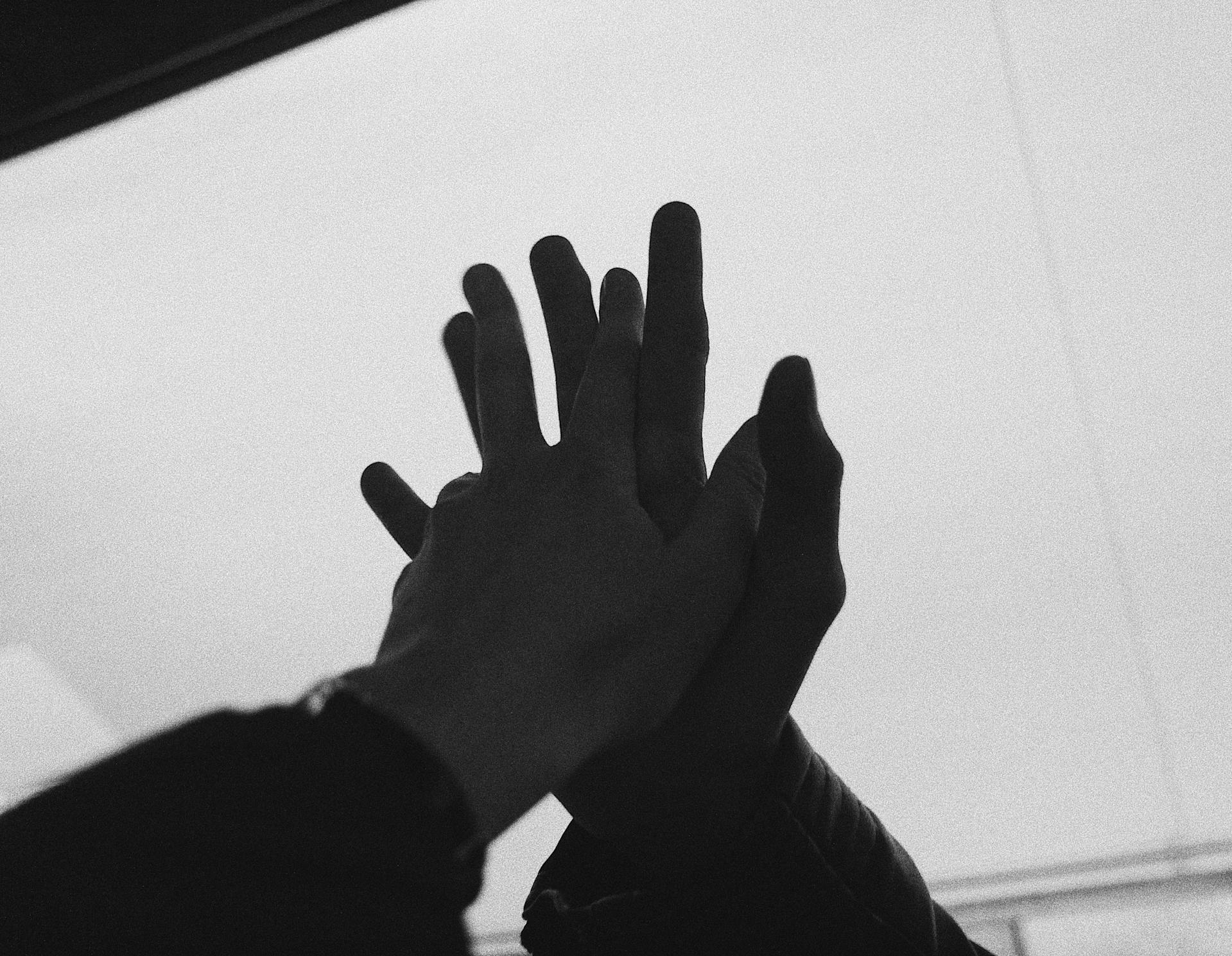 Deux personnes se donnant un hi-five | Source : Pexels