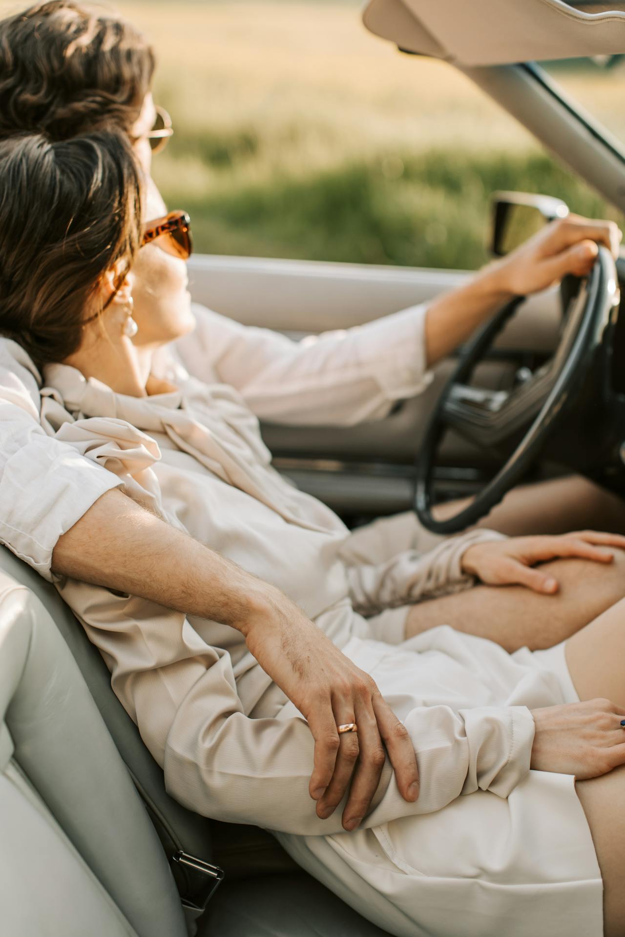Un couple romantique dans une voiture | Source : Pexels