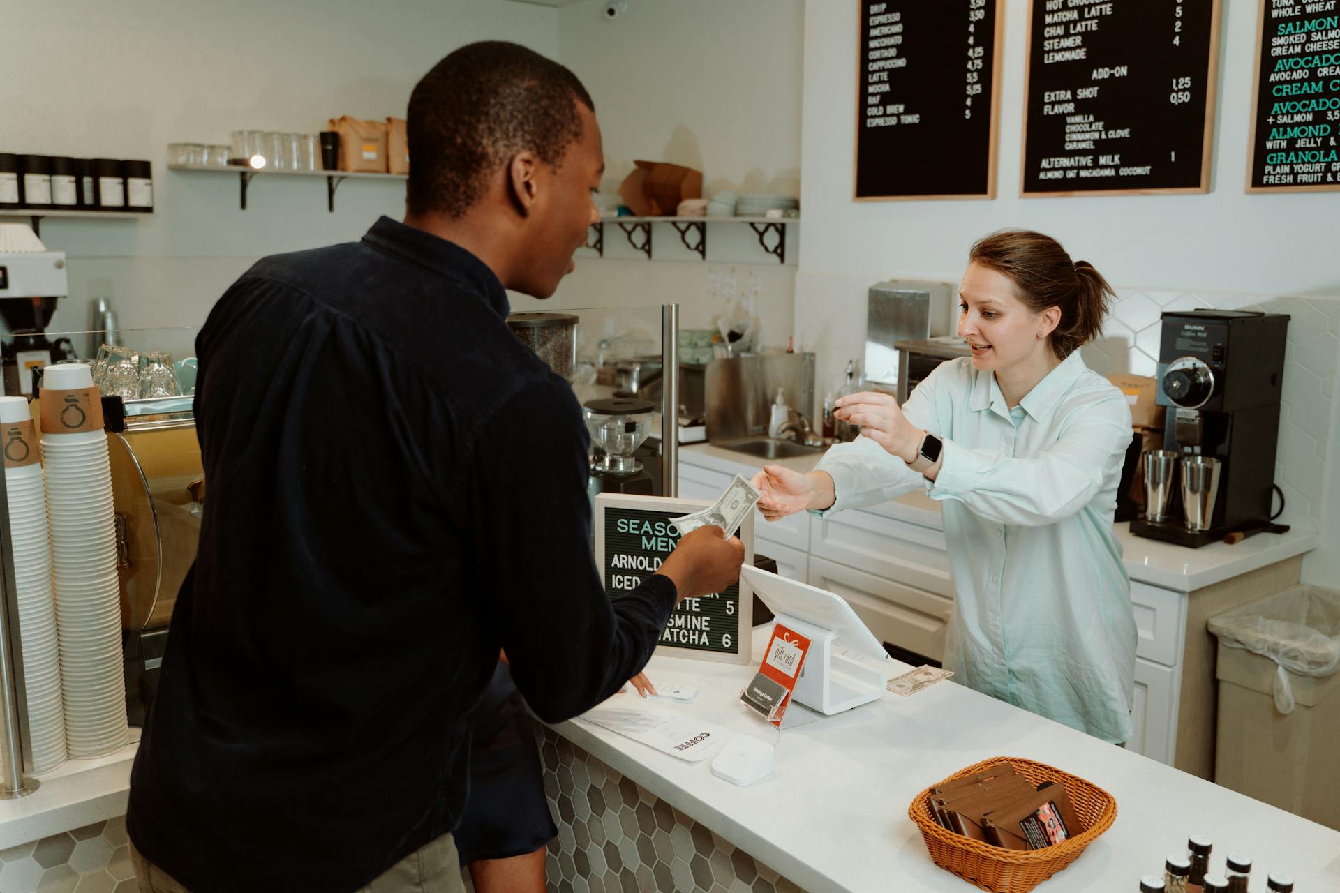 Un client qui paie dans un restaurant | Source : Pexels