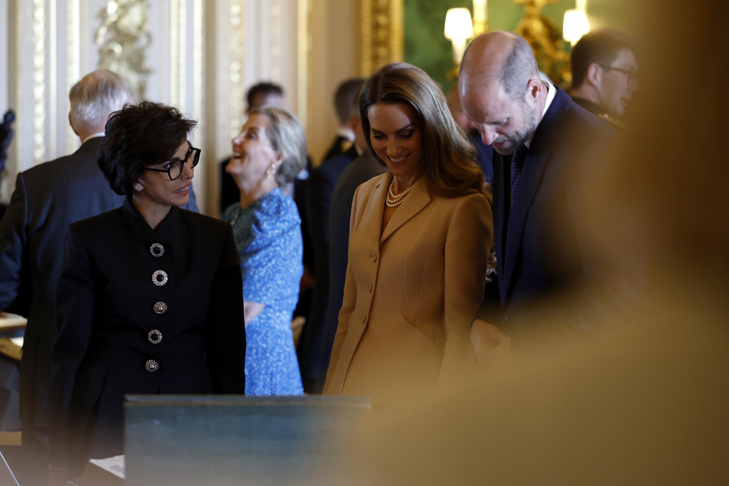 La princesse Catherine et le prince William discutant avec la ministre française de la culture, Rachida Dati, lors d'une exposition d'œuvres d'art de la collection royale au château de Windsor.