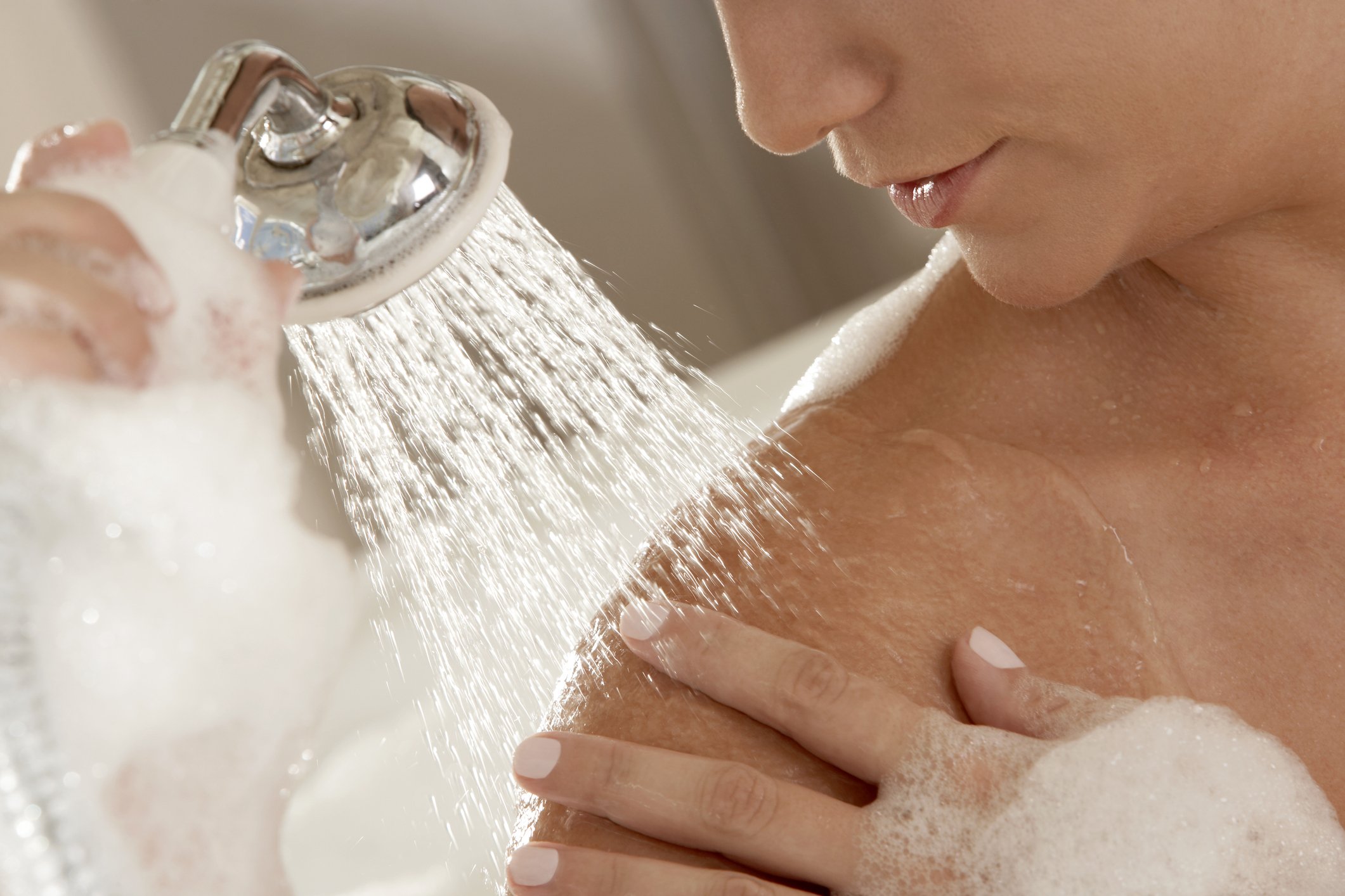 Une femme qui prend sa douche. | Photo : Getty Images
