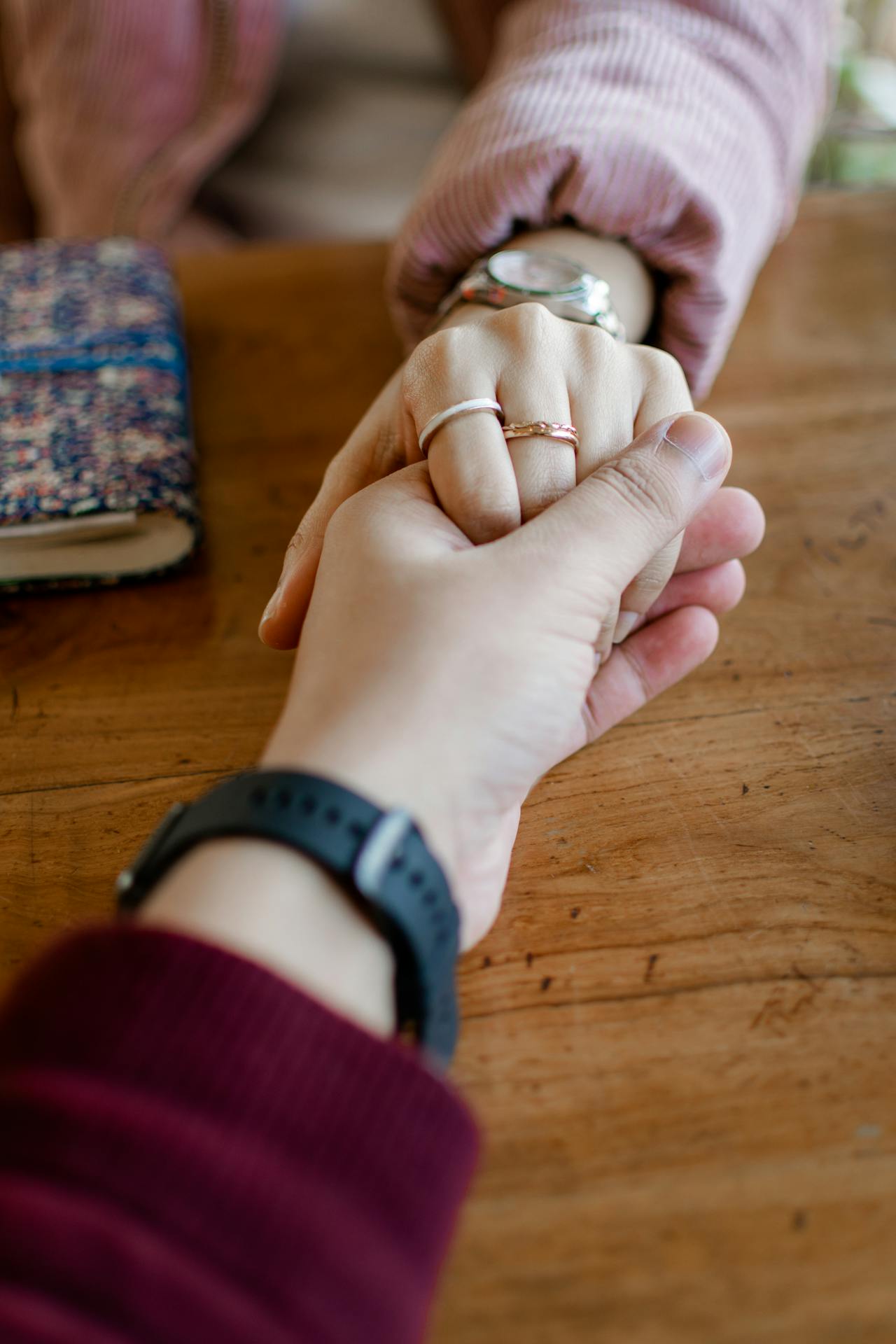 Un homme tenant la main d'une femme | Source : Pexels