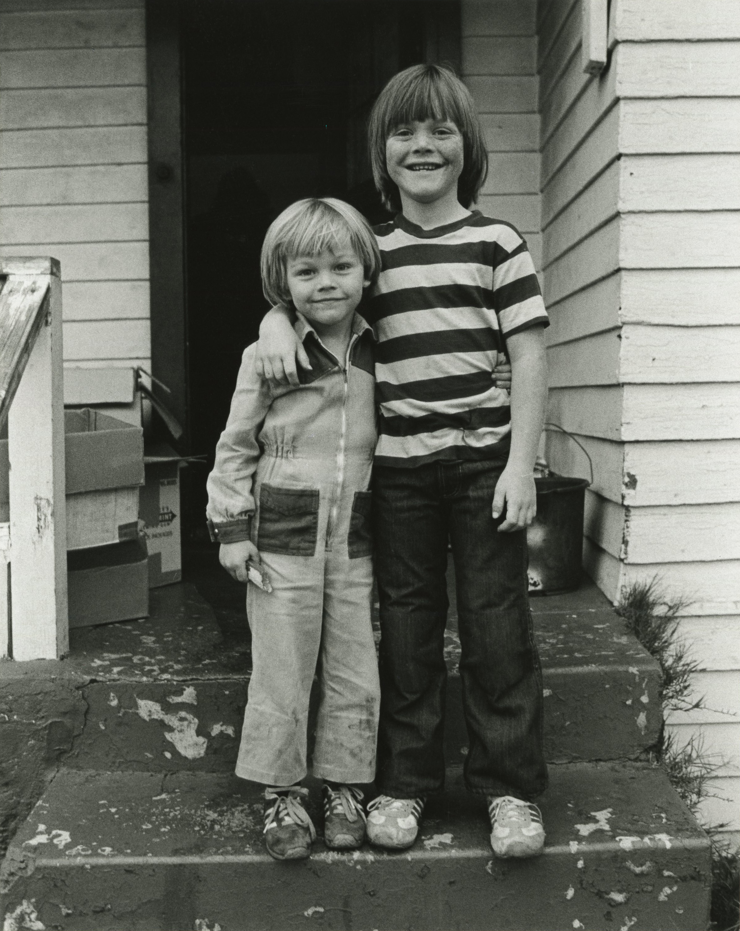 Le jeune garçon et son demi-frère posent devant leur maison en juillet 1978 à Hollywood, en Californie | Source : Getty Images