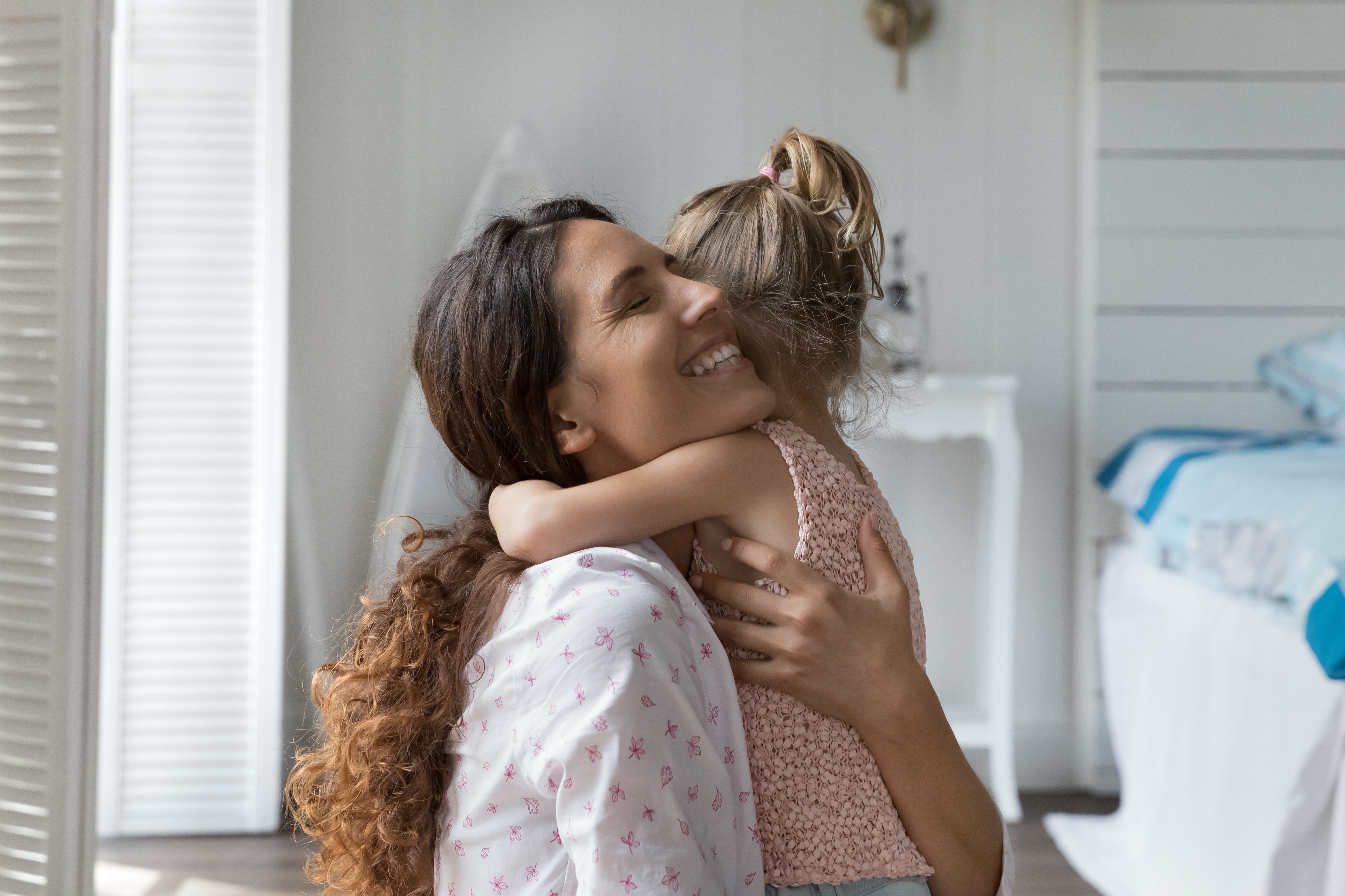 Une mère serrant sa fille dans ses bras | Source : Shutterstock