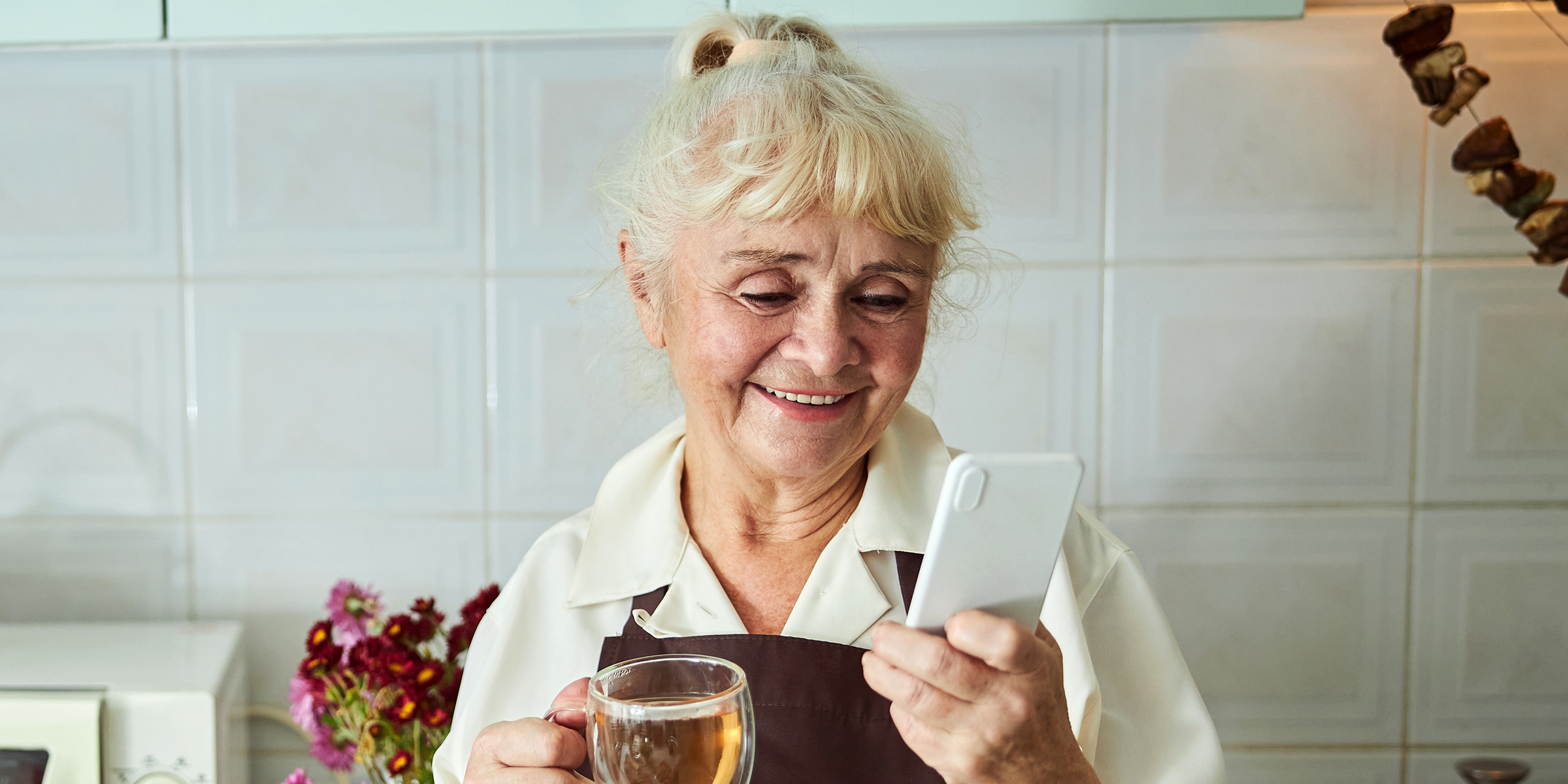 Une femme utilisant son téléphone | Source : Shutterstock