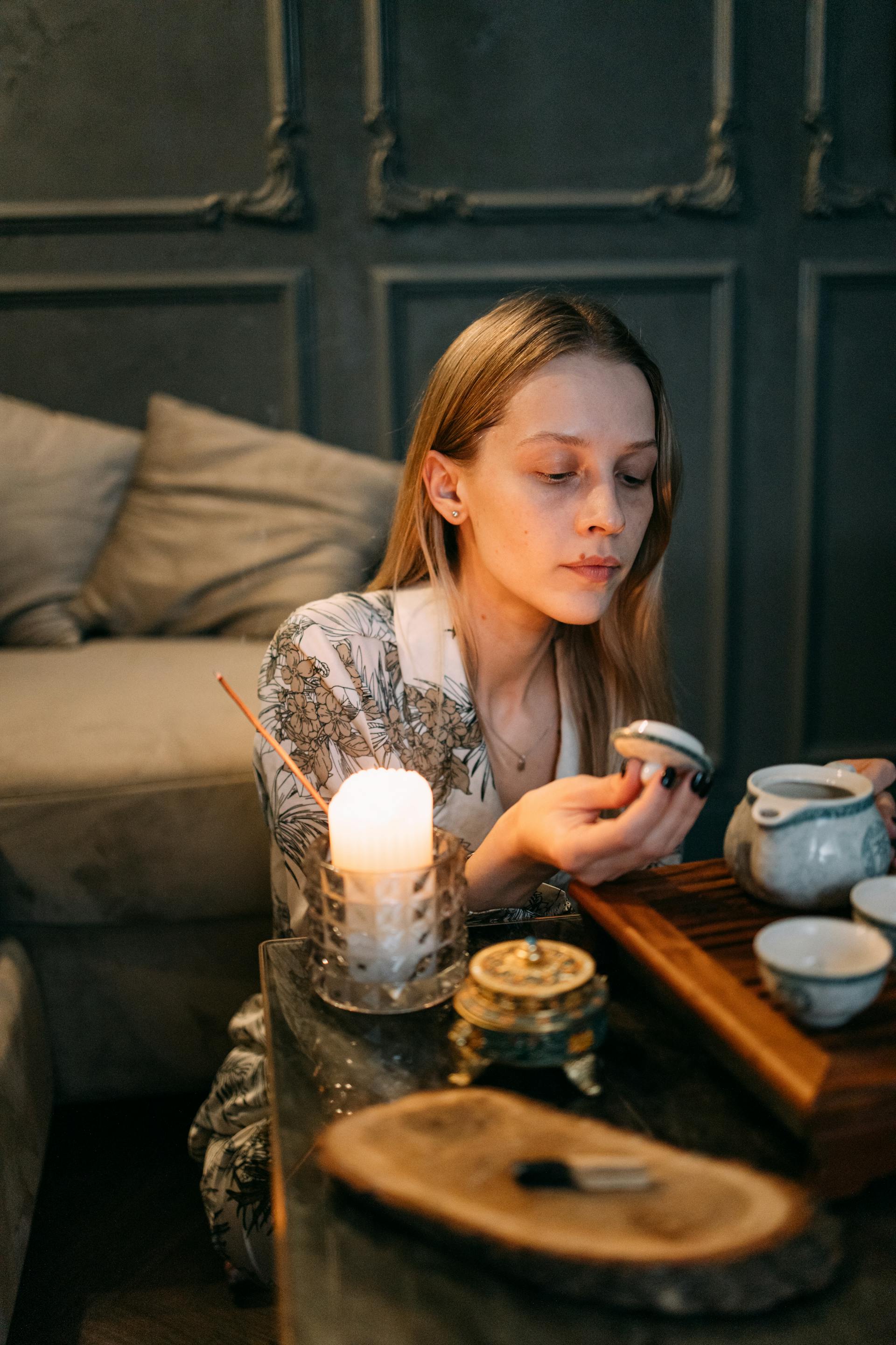 Une femme vérifie le thé sur un plateau | Source : Pexels