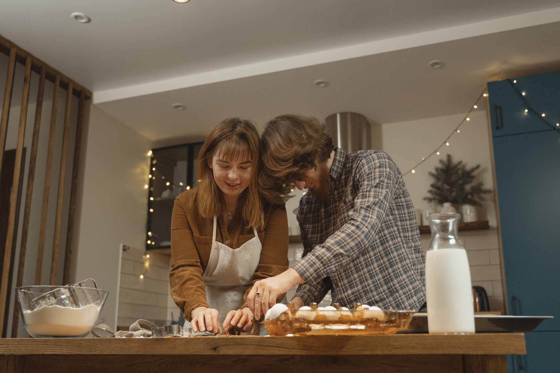 Un couple préparant des plats dans la cuisine pendant les fêtes de fin d'année | Source : Pexels