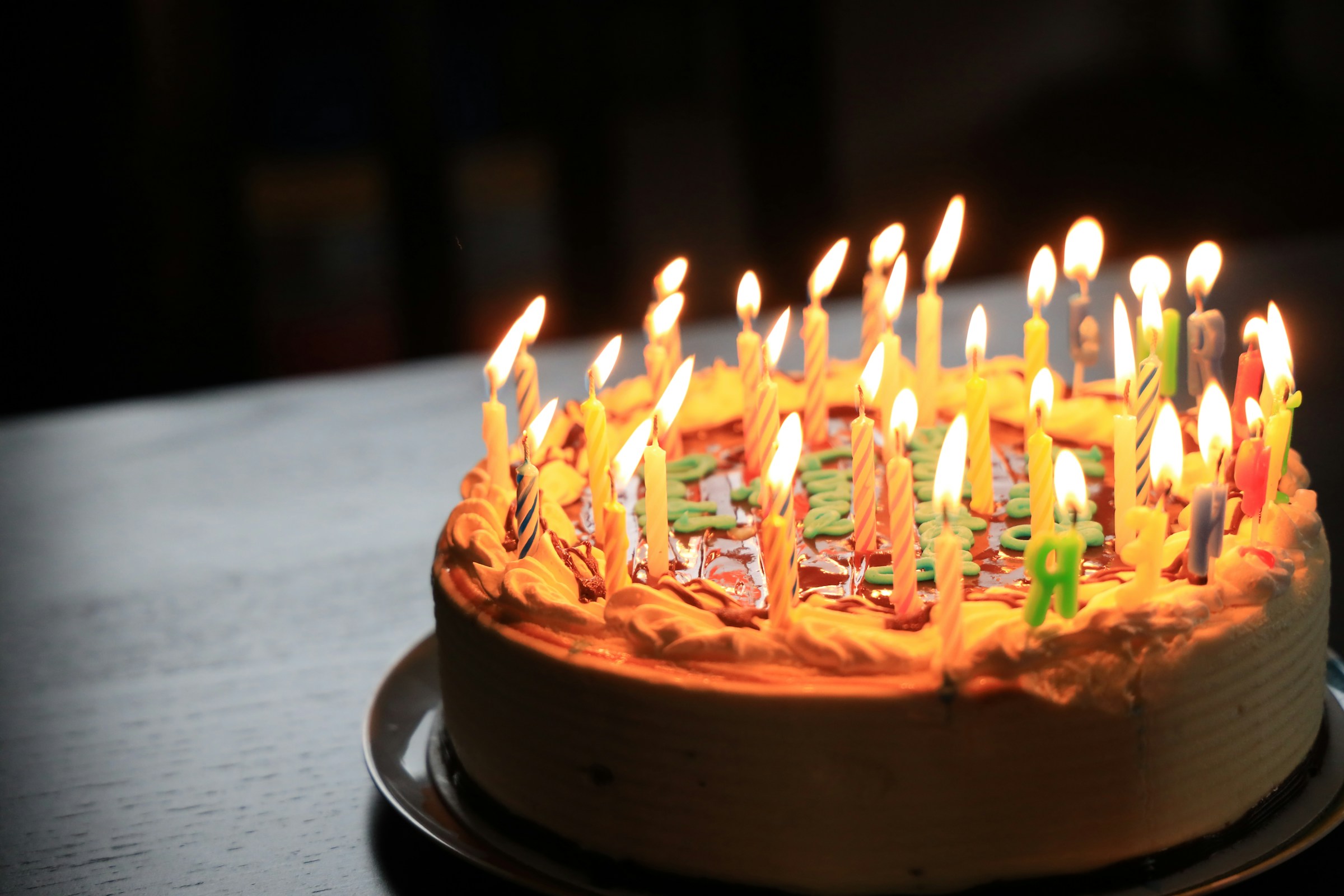 Gâteau d'anniversaire avec des bougies | Source : Unsplash