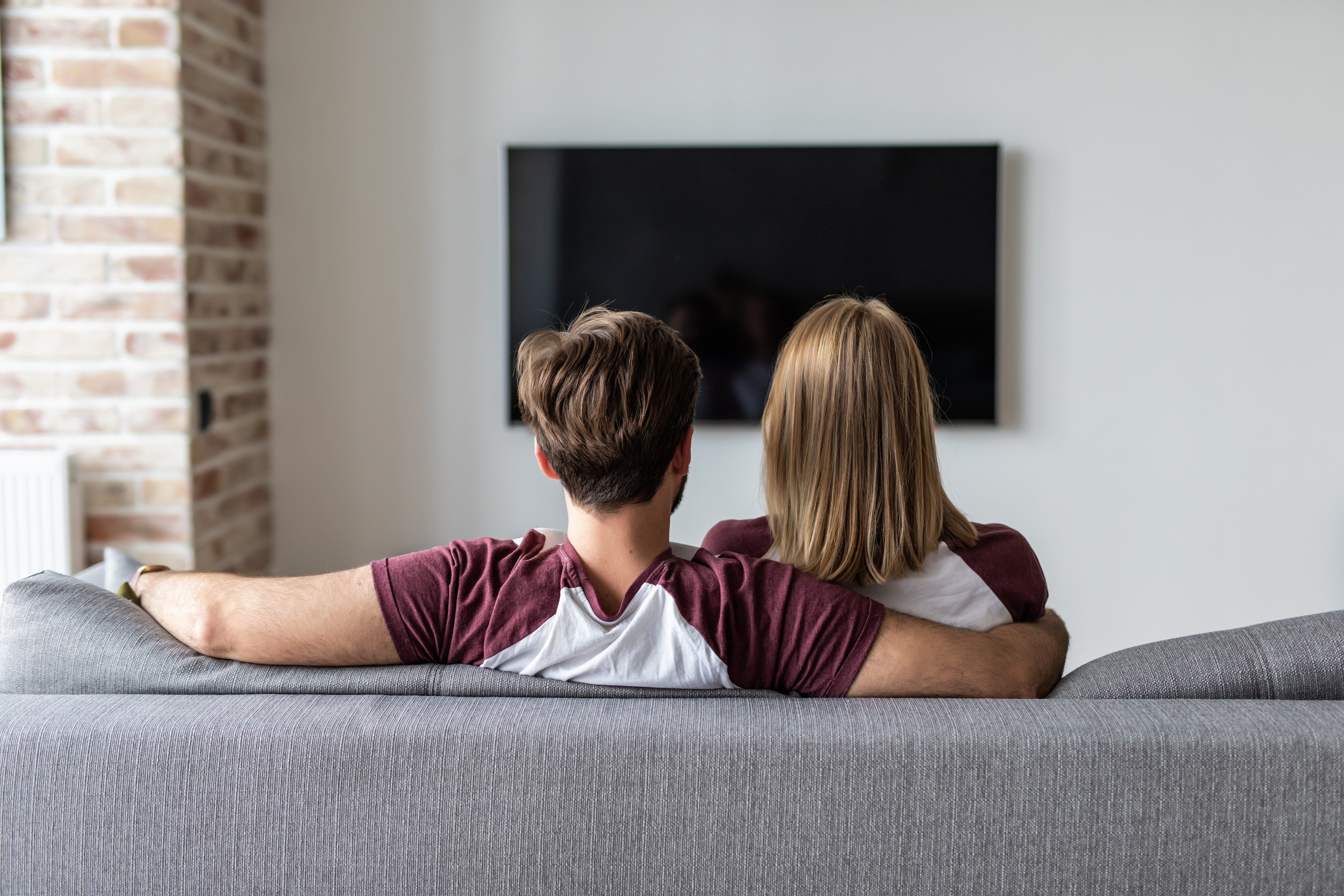 Vista traseira de um casal feliz |  Fonte: Shutterstock