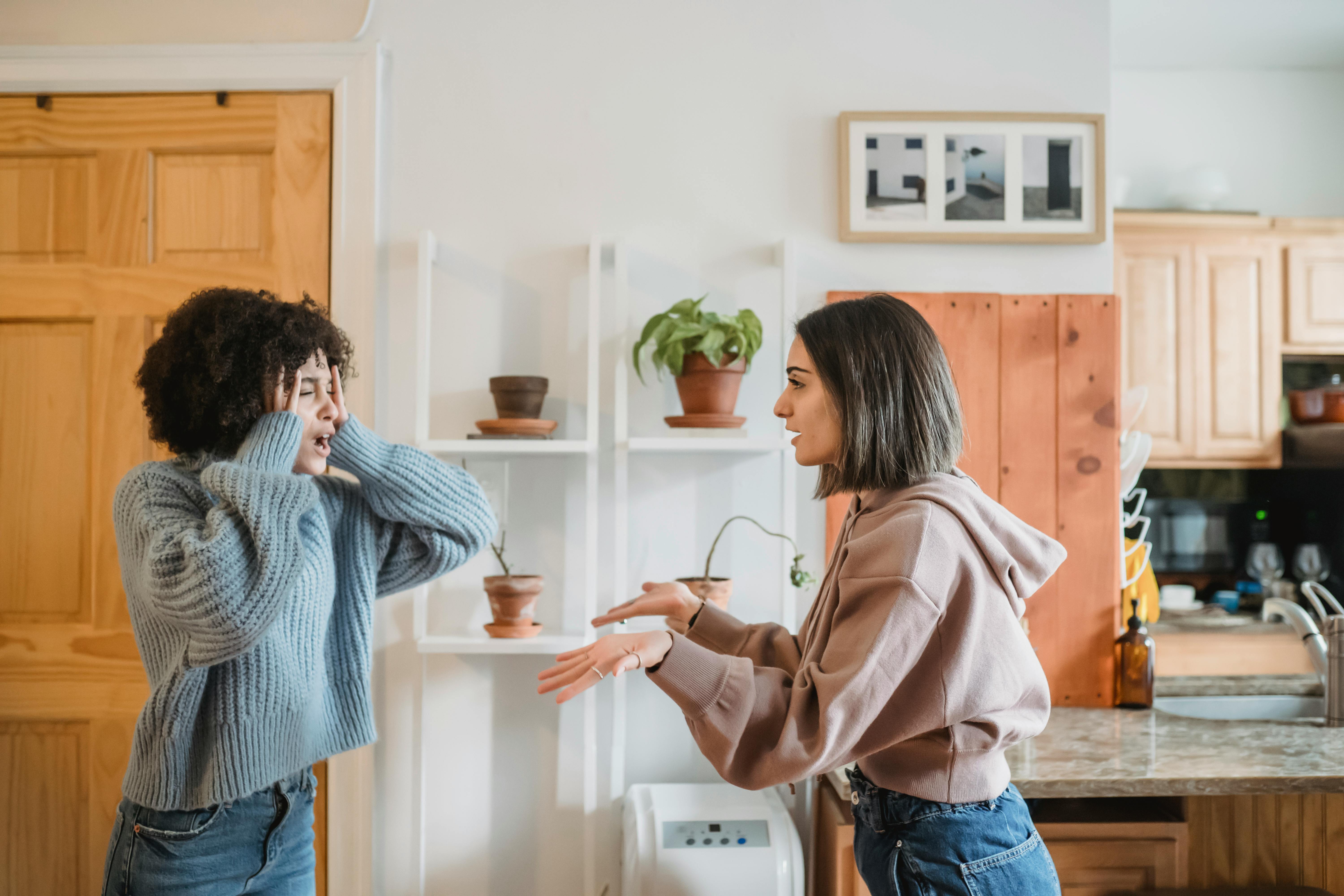 Deux femmes au cours d'une dispute qui s'envenime | Source : Pexels