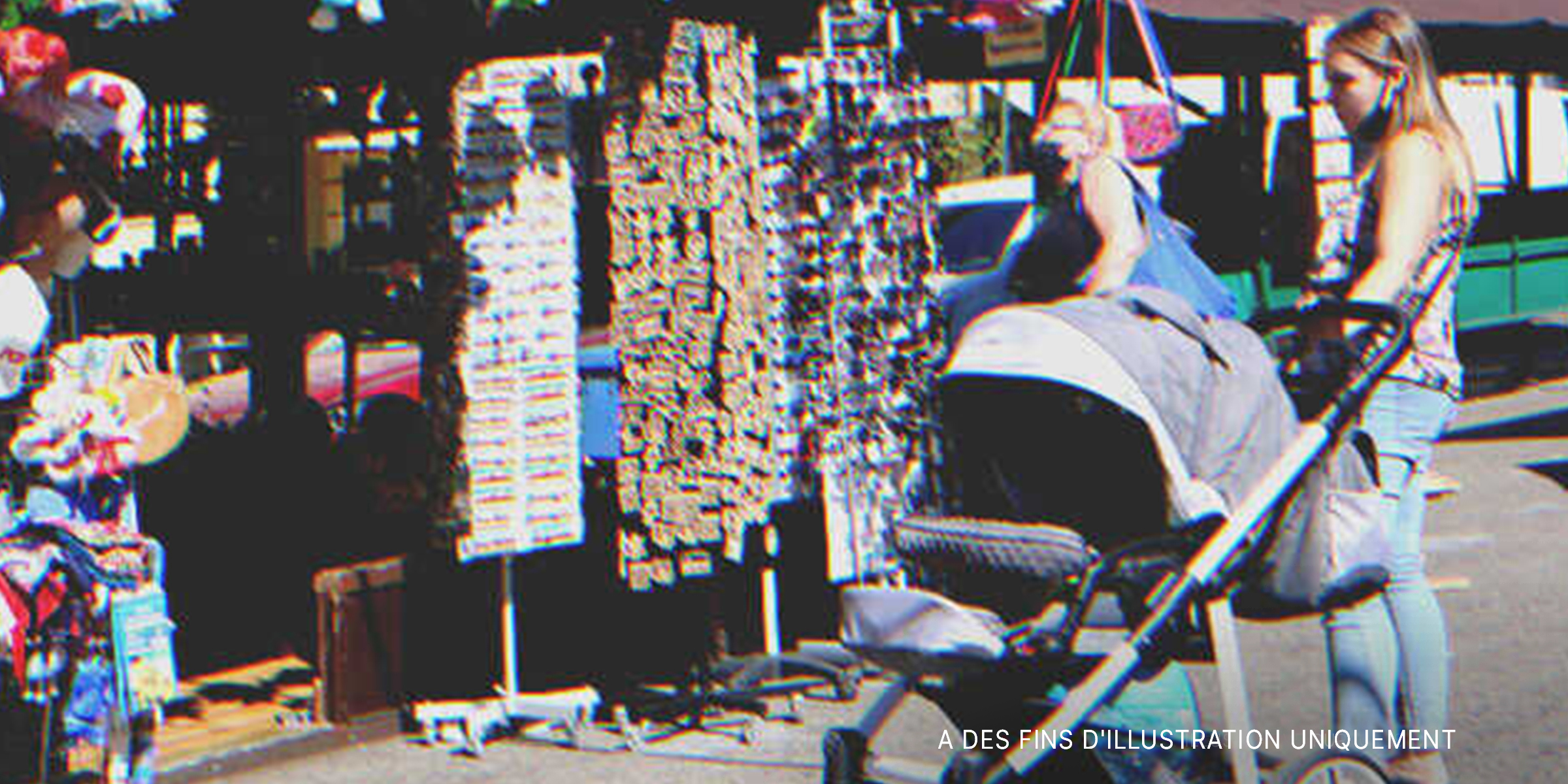 Une femme se tenant près d'une poussette dans un marché aux puces | Source : Shutterstock