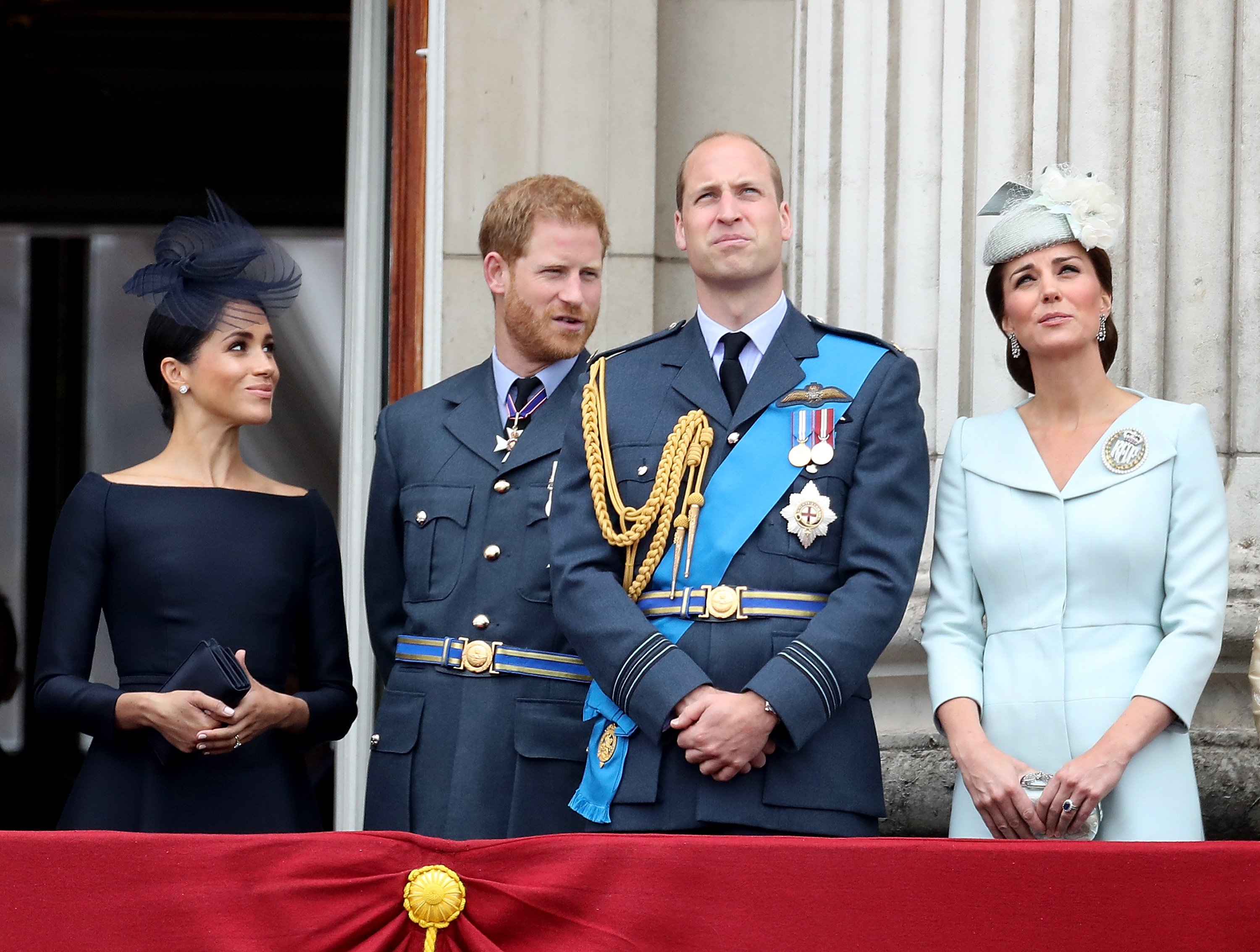 La duchesse Meghan, le prince Harry, le prince William et la duchesse Kate regardent le défilé aérien de la RAF sur le balcon du palais de Buckingham, le 10 juillet 2018, à Londres, en Angleterre. | Source : Getty Images