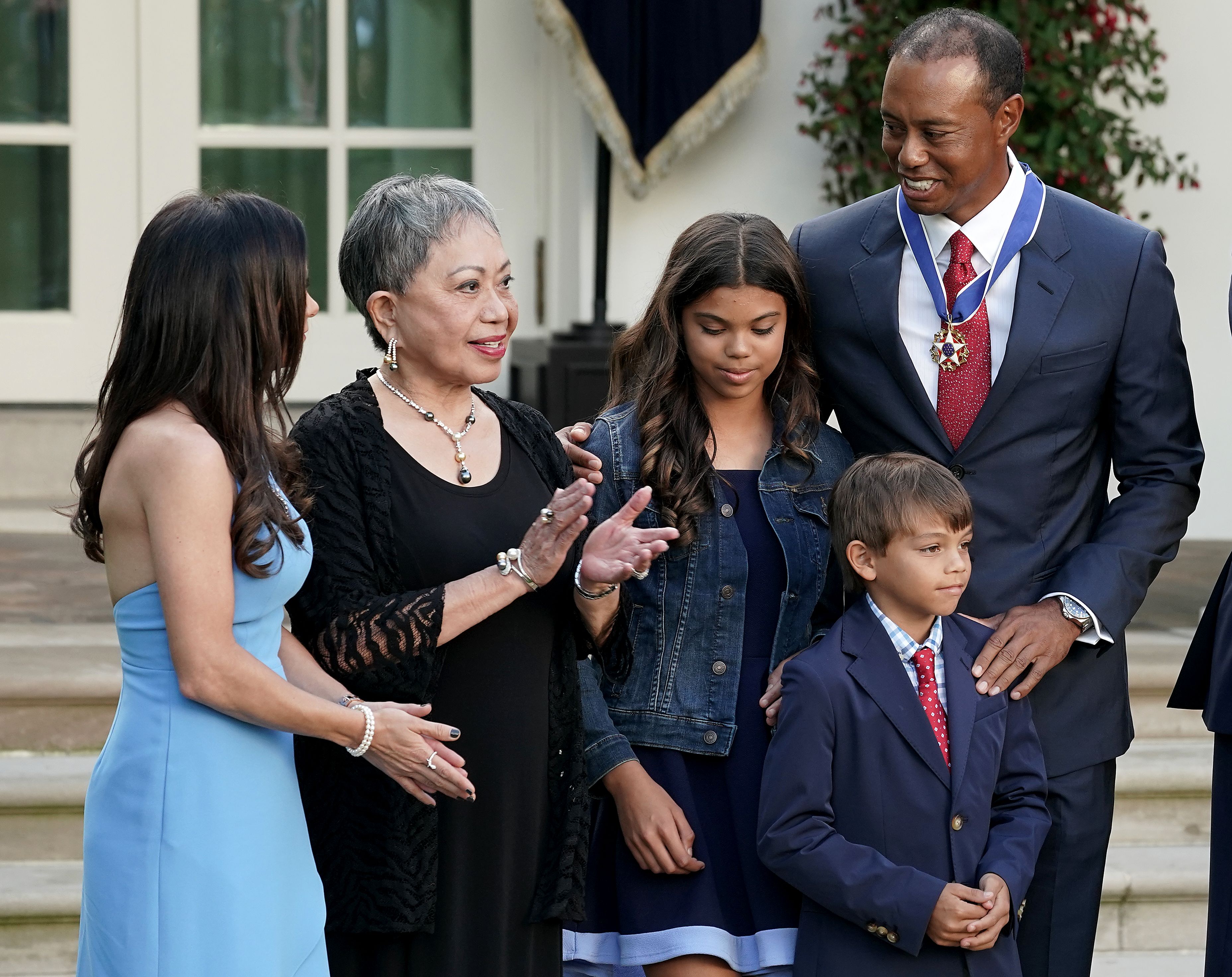 Tiger, Kultida, Sam Alexis et Charlie Axel Woods aux côtés d'Erica Herman lors de la cérémonie de remise de la médaille de la liberté à Tiger dans la roseraie de la Maison Blanche à Washington, Dc, le 6 mai 2019. | Source : Getty Images