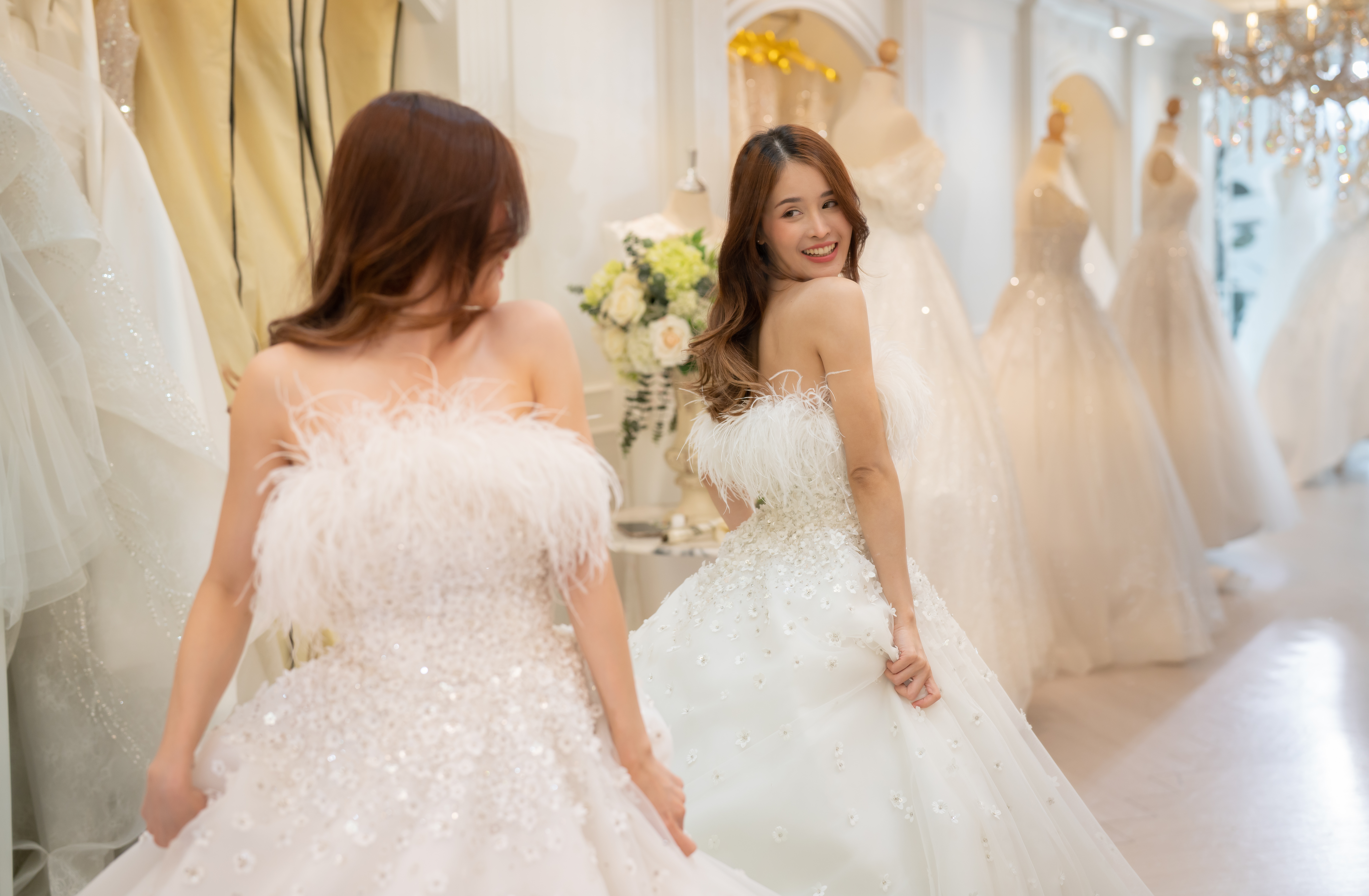 Le tailleur conçoit la robe de mariée pour la mariée | Source : Getty Images